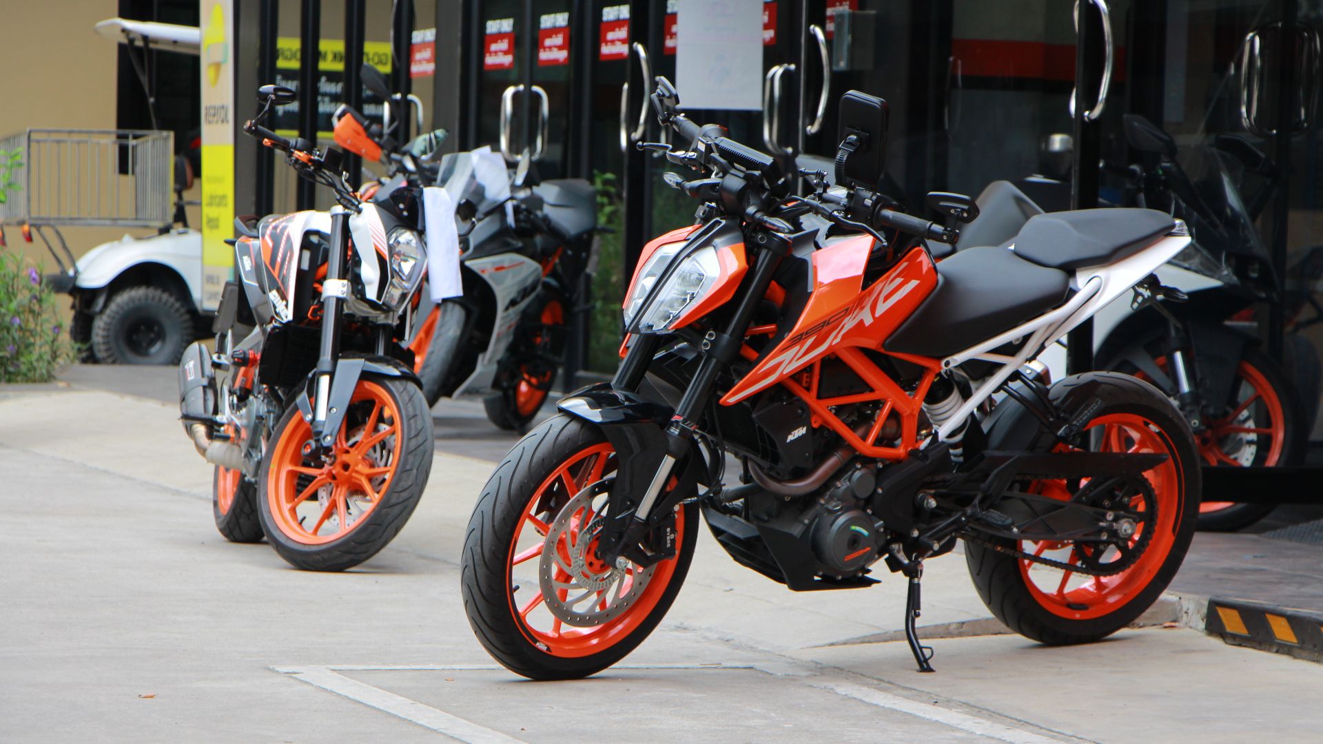 The picture was taken by the original parking style at KTM Rama V in Bangkok Thailand. The comparison of the 1st generation and the 2nd generation of the Duke 390 has a dramatic change in appearance. The all new Duke 390 extract the DNA from its oldest br