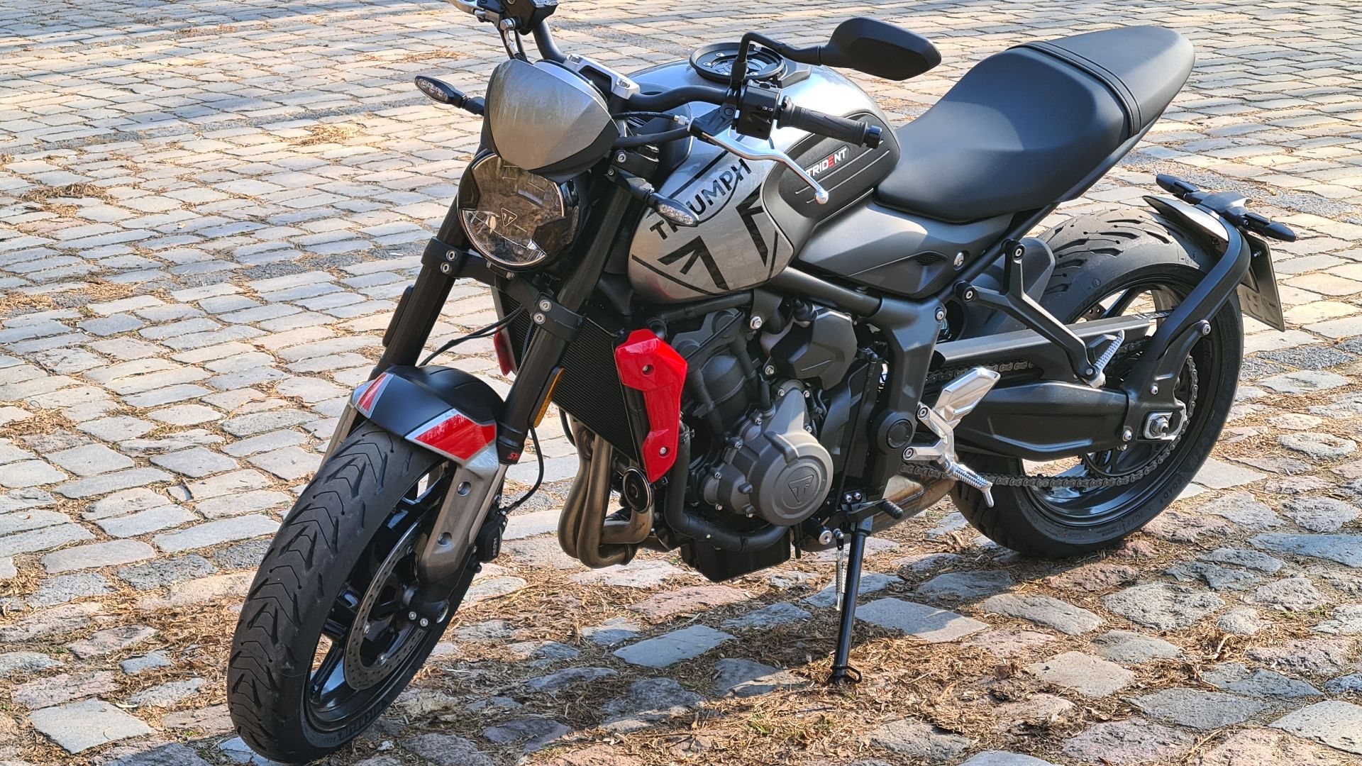 Triumph Trident 660, colour Silver Ice Diablo Red, on cobbles