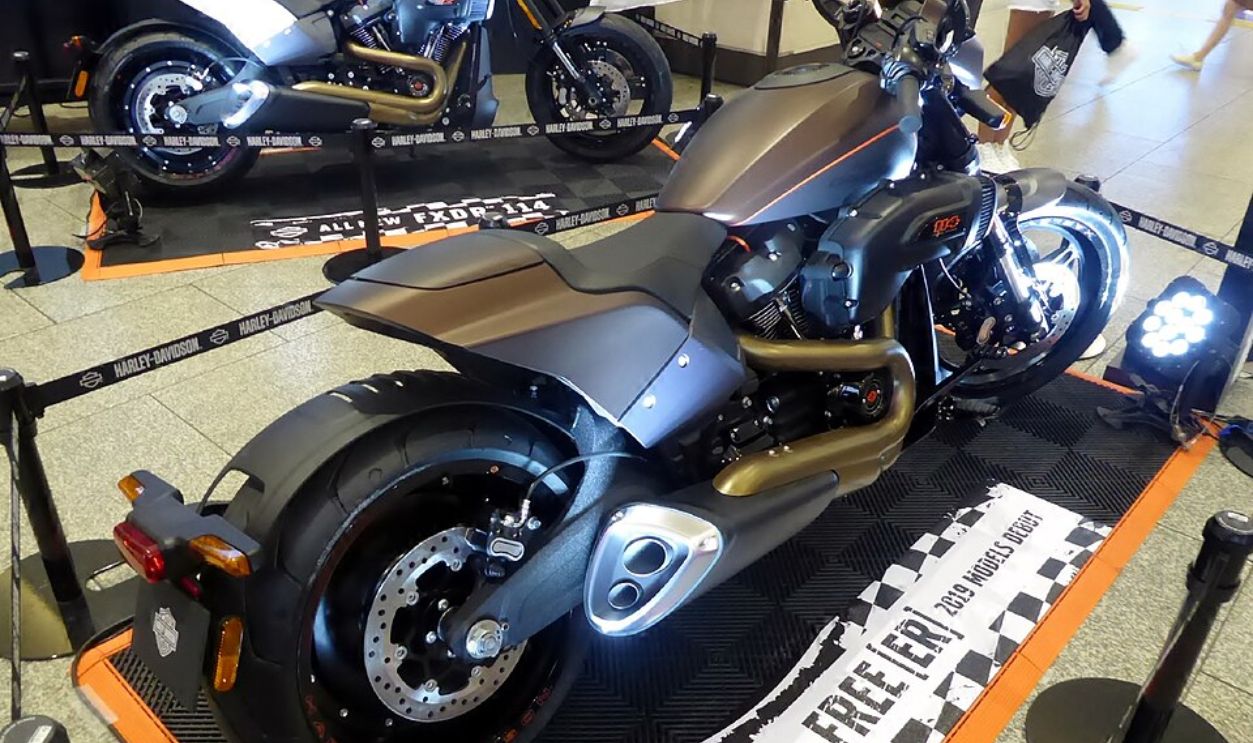 2019年式ハーレーダビッドソン・FXDR114をリアから撮影。