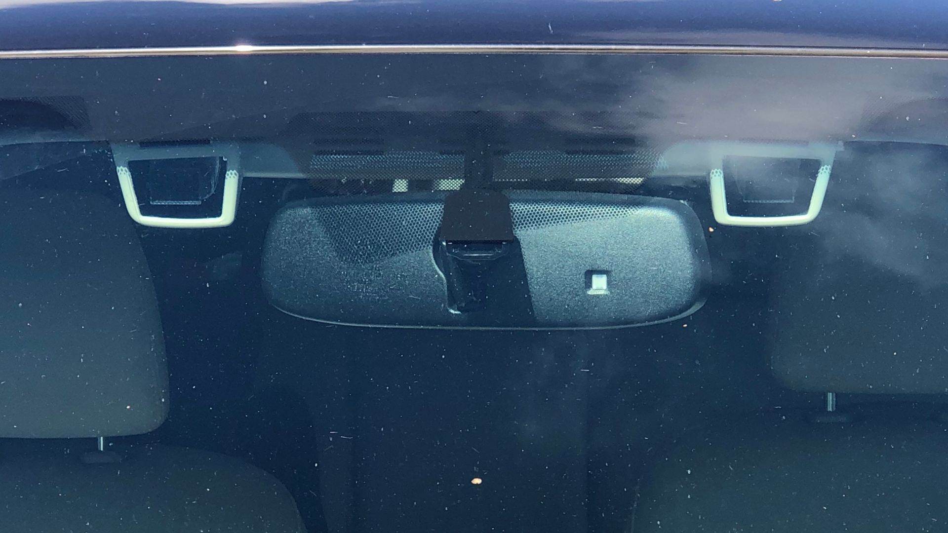 Radar i forrude på en Subaru