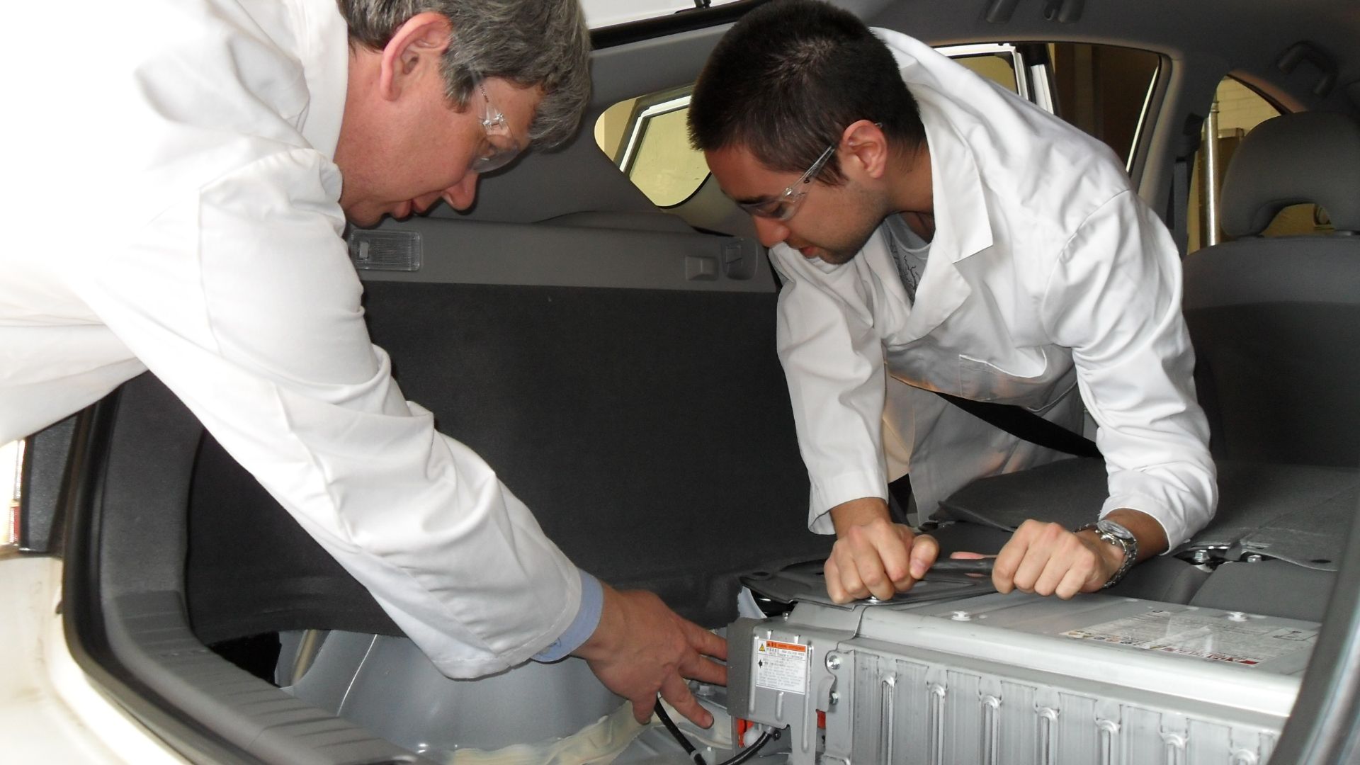 CSIRO Energy Transformed Flagship and Victorian energy distributor SP AusNetare  evaluating the impact and benefits of plug-inhybrid electric vehicles on the electricity network, and howthis low emission transport option could be integrated intoour homes 