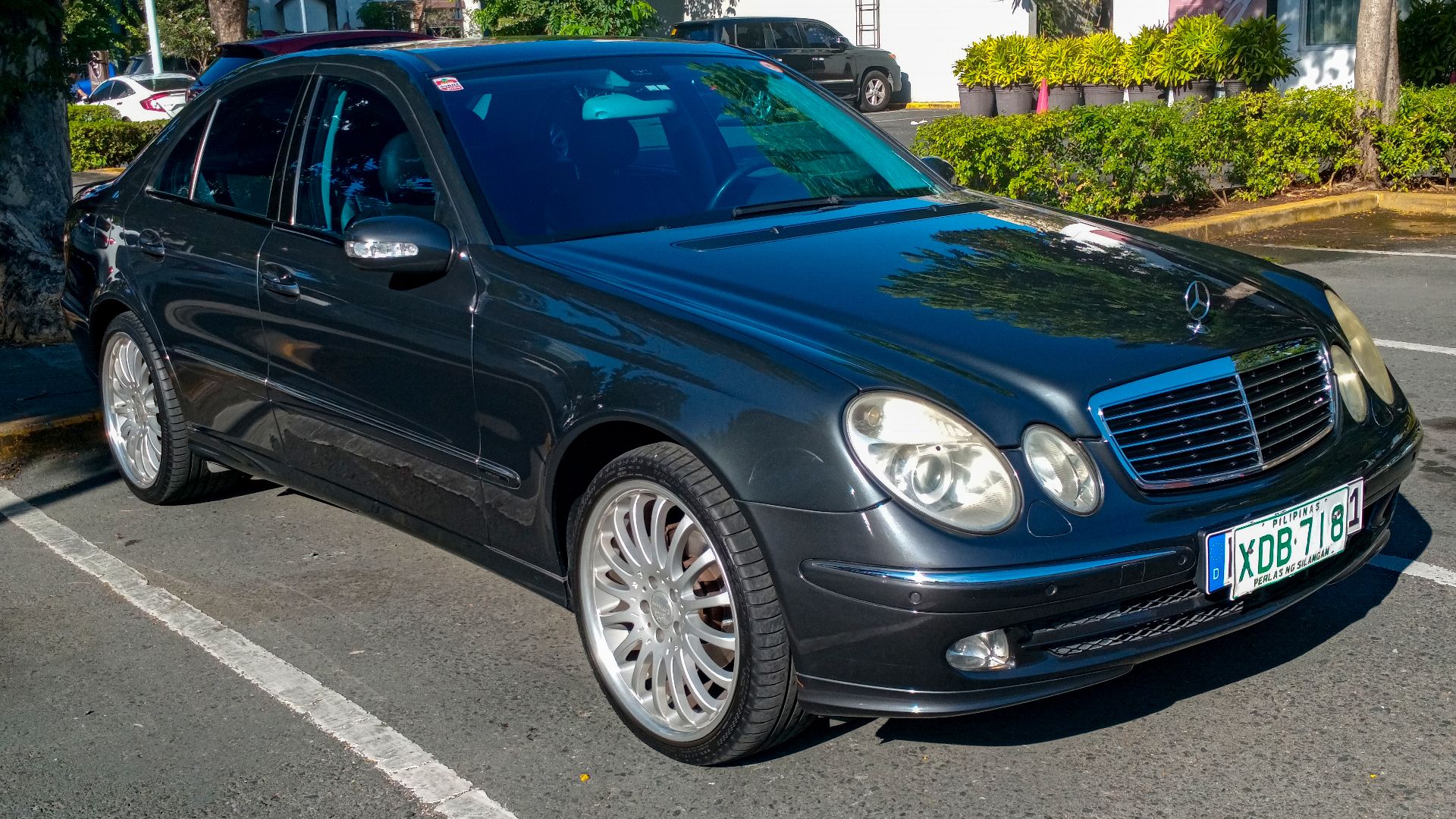 Front view of a 2002 Mercedes-Benz W211 E240 Avantgarde photographed in Westgate Hub, Filinvest City, Muntinlupa, Metro Manila, PH.
