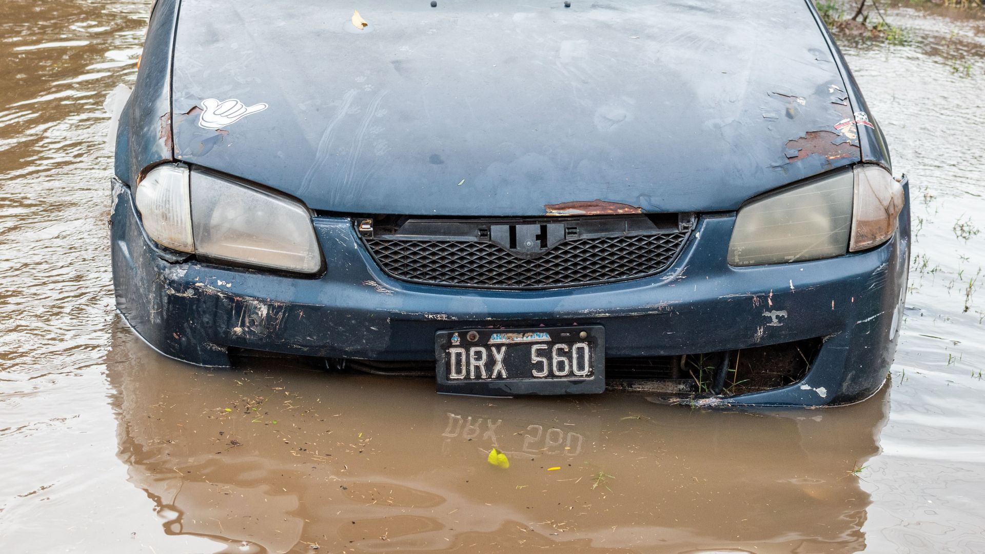 A submerged car in floodwaters in Provincia de Buenos Aires, illustrating severe flooding.