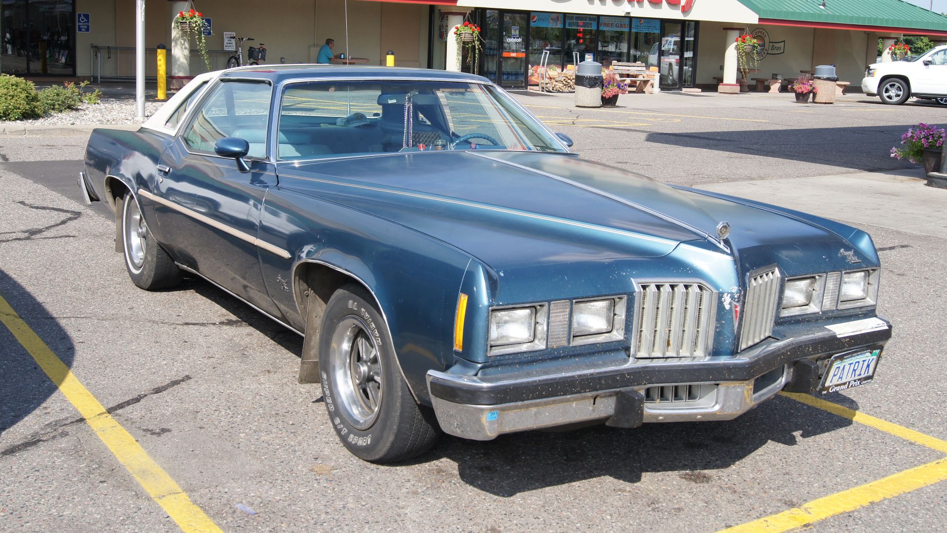 Sightings along the way back from the National Desoto Club & Walter P. Chrysler Club Convention.