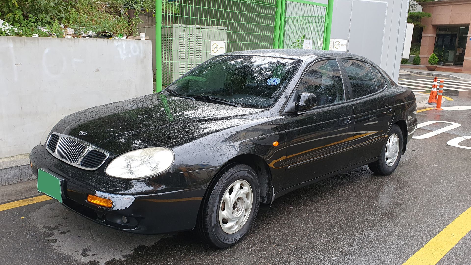 90's midsize sedan Daewoo Leganza