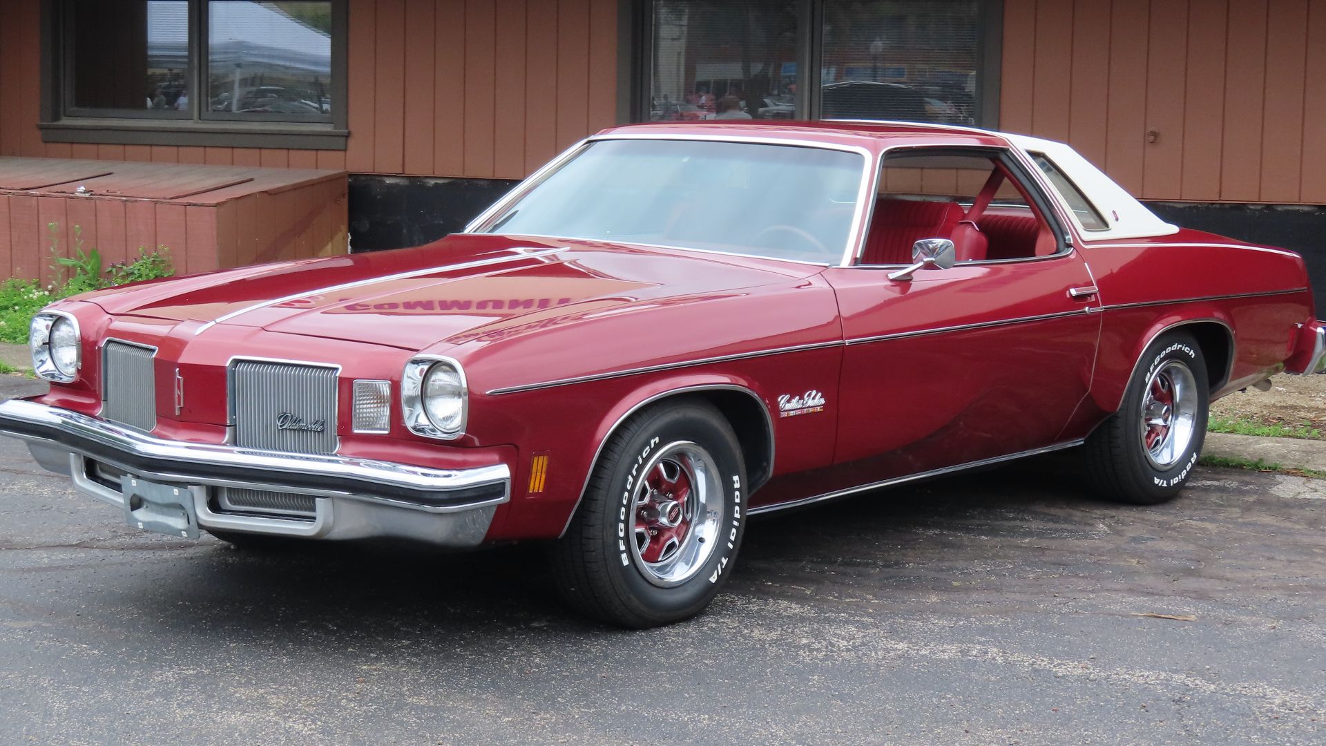 1974 Oldsmobile Cutlass Salon Colonnade hardtop coupe photographed at a car show in Sharon, Pennsylvania. Finished in Cranberry.