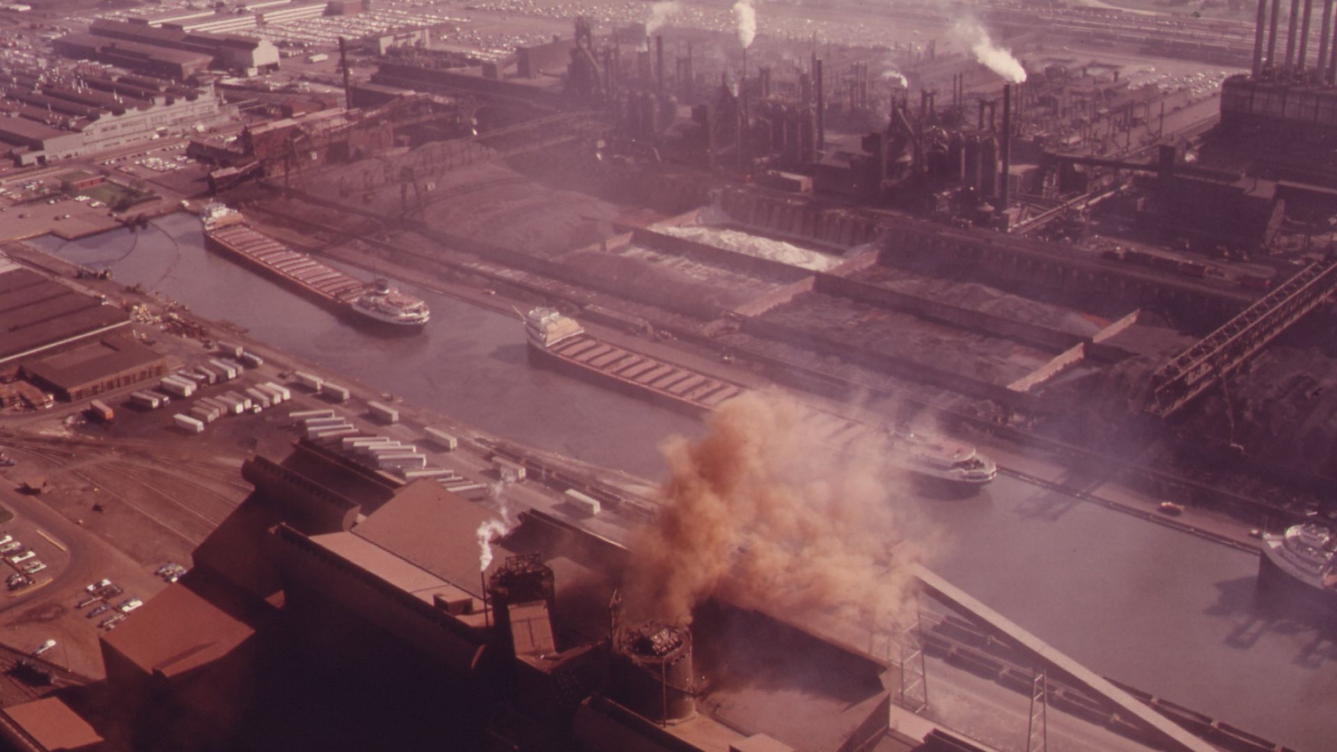File:RIVER ROUGE PLANT OF THE FORD MOTOR COMPANY COVERS 1200 ACRES OF LAND IN DEARBORN - NARA - 549725.jpg