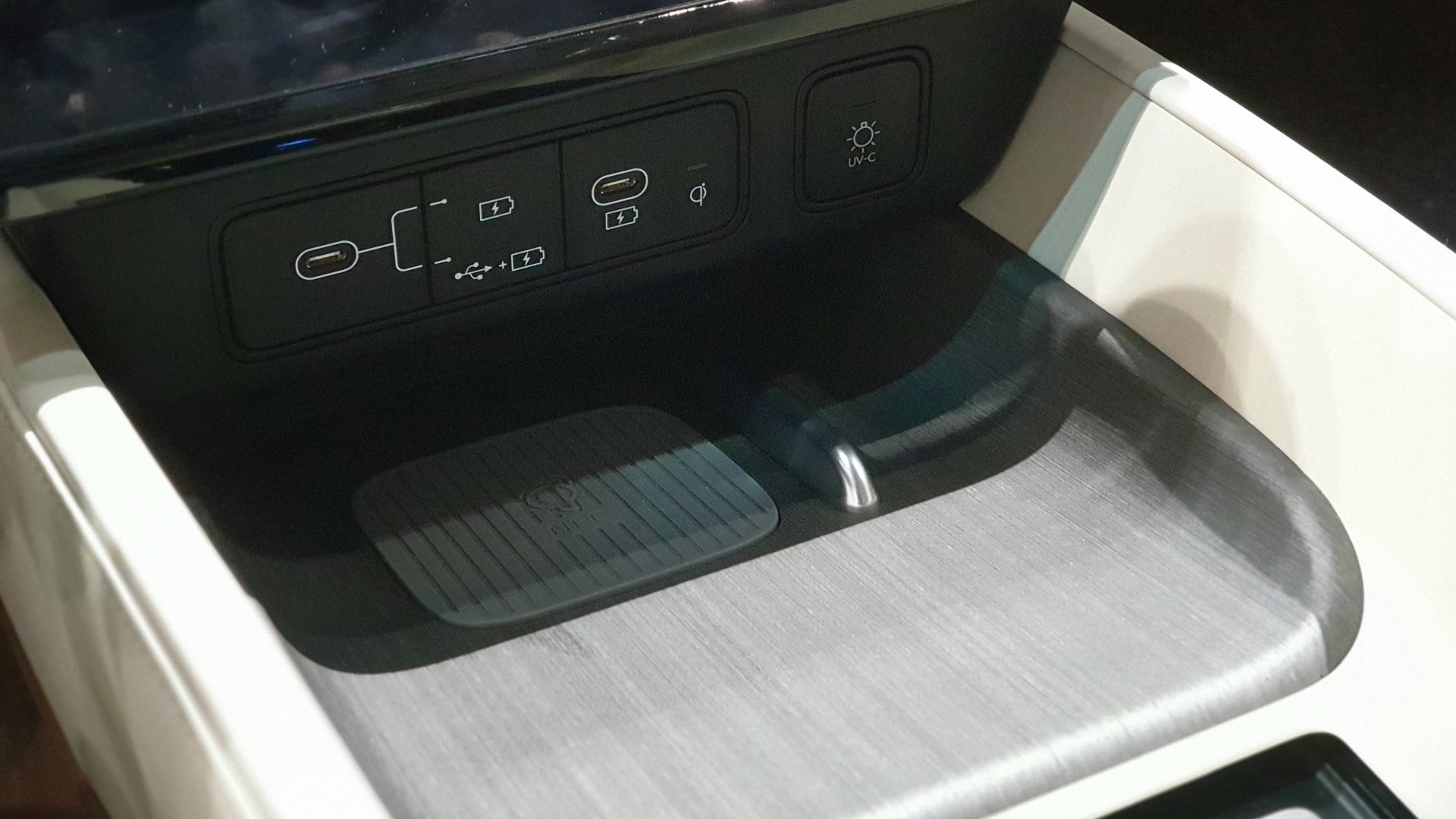 Hyundai Grandeur Calligraphy GN7 Brown Beige Two-tone with Real Wood Garnish. Wireless Charging Pad.