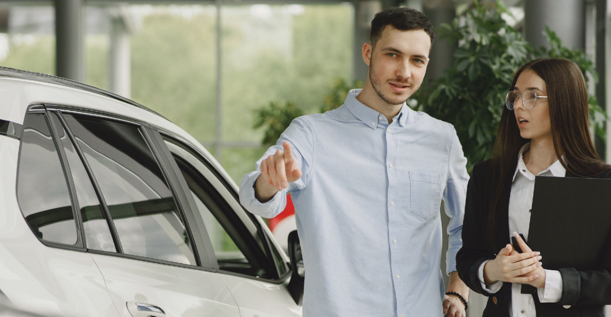 dealership-employee-selling-car-to-client