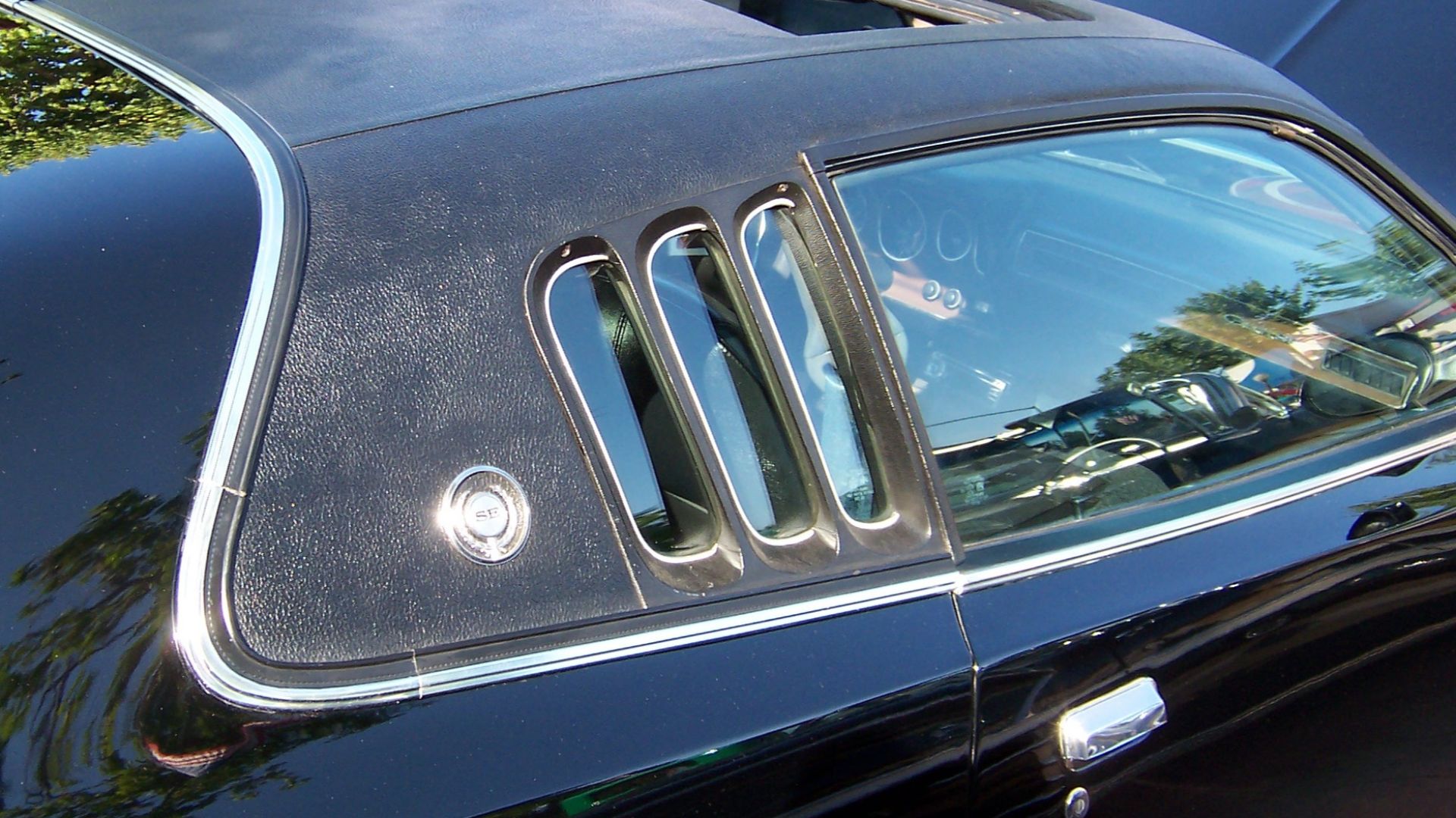 1973 Dodge Charger SE with vinyl roof and opera windows.