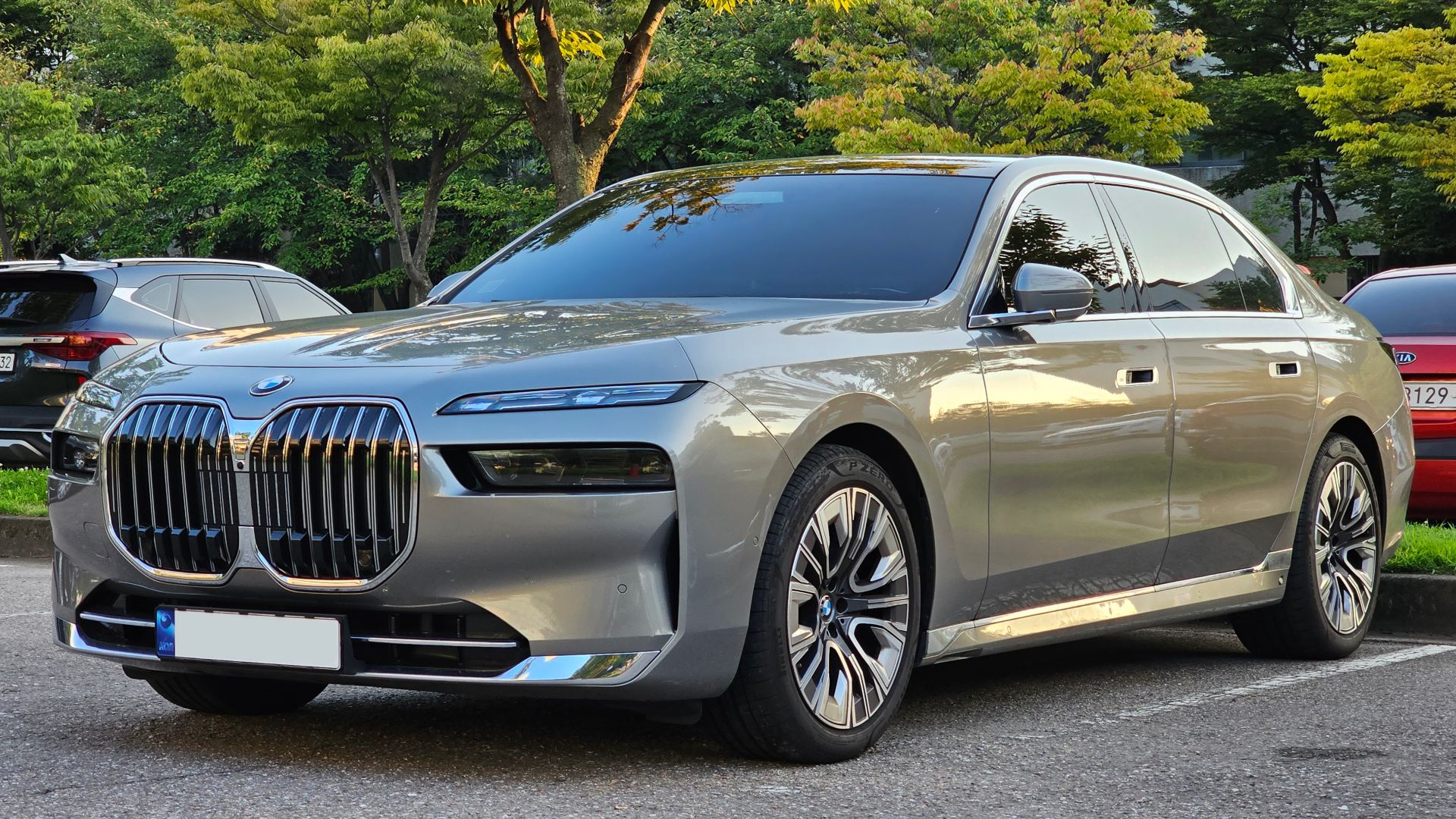 Oxide Grey Metallic BMW G70 740d xDrive Design Pure Excellence sedan.