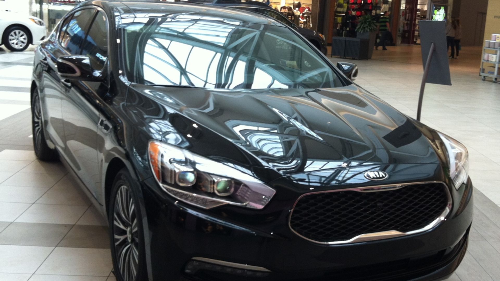 2015 Kia K900 photographed in Laval, Quebec, Canada despite being inside the
Carrefour Laval shopping centre.