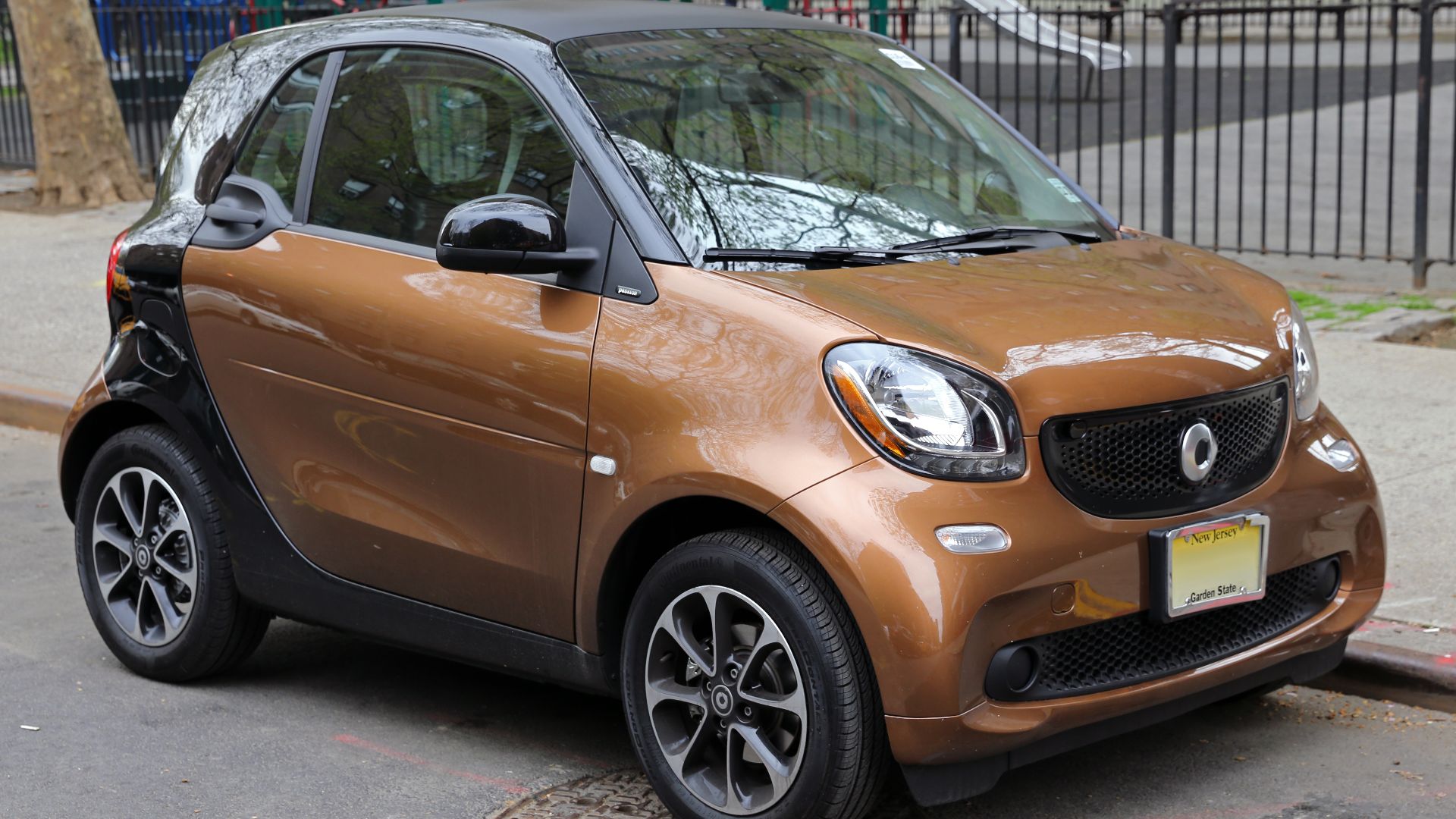 A 2016 Smart Fortwo Passion coupé, US spec version.