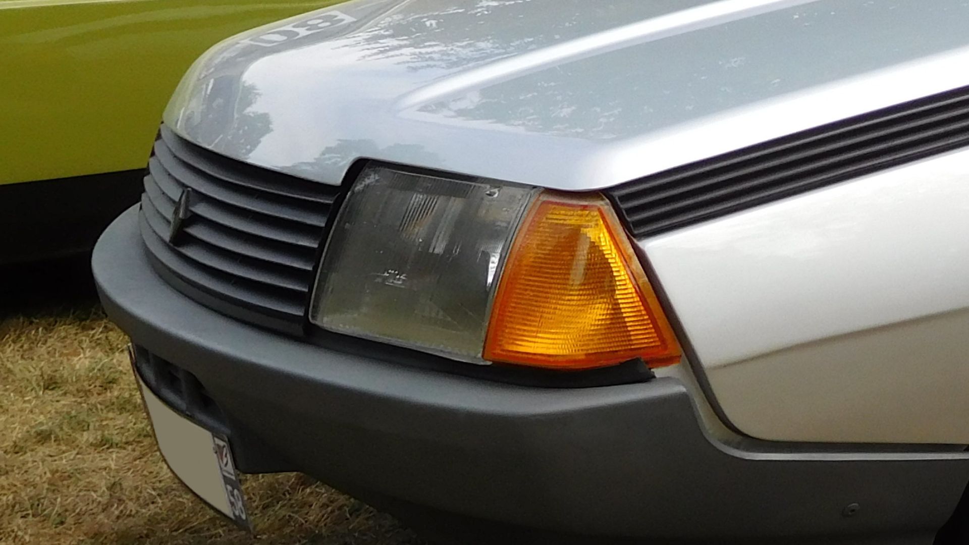 Renault Fuego TL, 1,4 L, de 1982, de l'association Vieux volants et vieilles valves (4V) ; exposition de véhicules, Jouet-sur-l'Aubois, Cher, France.