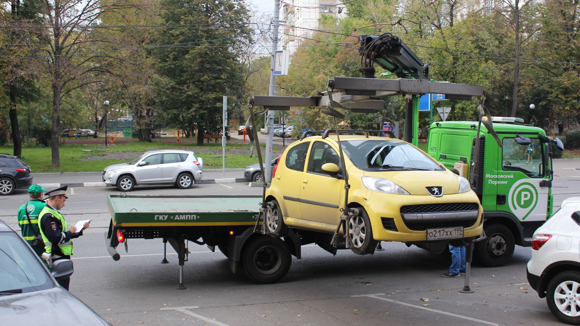 Tow truck takes illegal parked car in Moscow