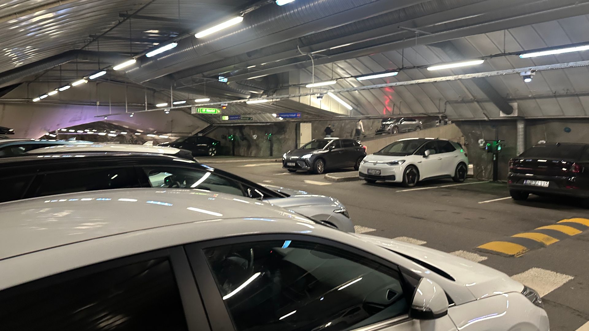 File:KLOSTERGARASJEN bilparkering døgnåpent parkeringsanlegg P-hus plan E ladestasjoner for elbiler (24-hour open underground garage 940 parking spots charging stations for electrical cars) BERGEN NORWAY 2025-09-25 IMG 2748.jpg