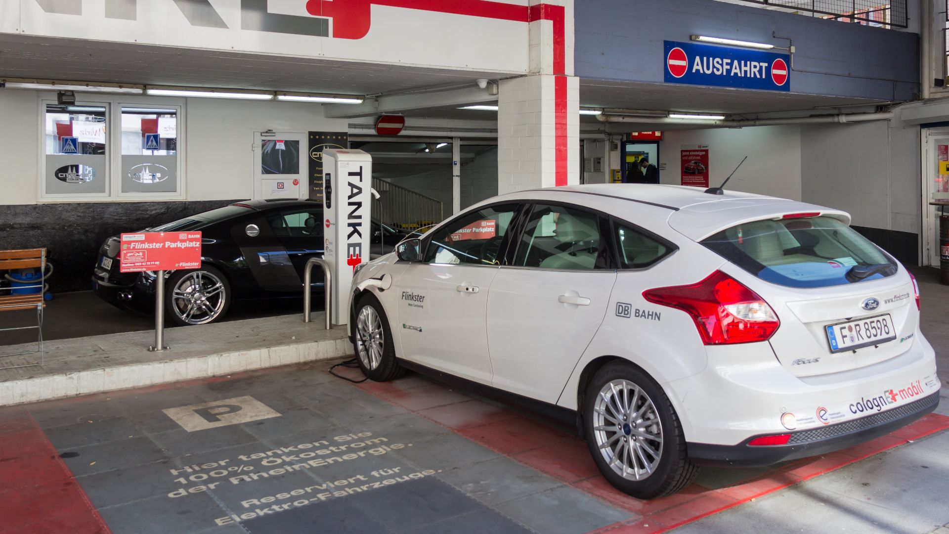 Stromtankstelle Tanke Rheinenergie mit Flinkster-Autos am Parkhaus Lungengasse, Köln