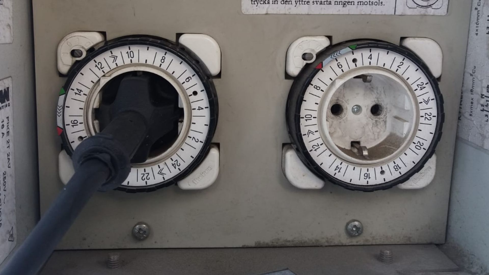 Timer devices with usage instructions in Finnish and Swedish, for block heaters of cars.