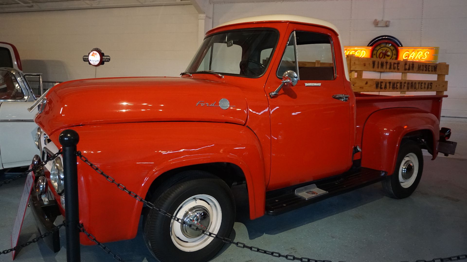 A 1955 Ford F-100 at the Vintage Grill & Car Museum in Weatherford, Texas (United States).