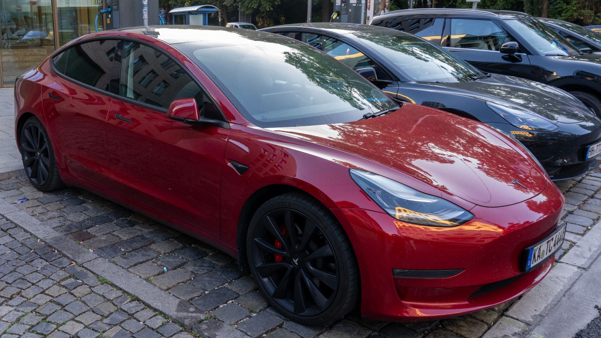 Tesla Model 3 in München geparkt