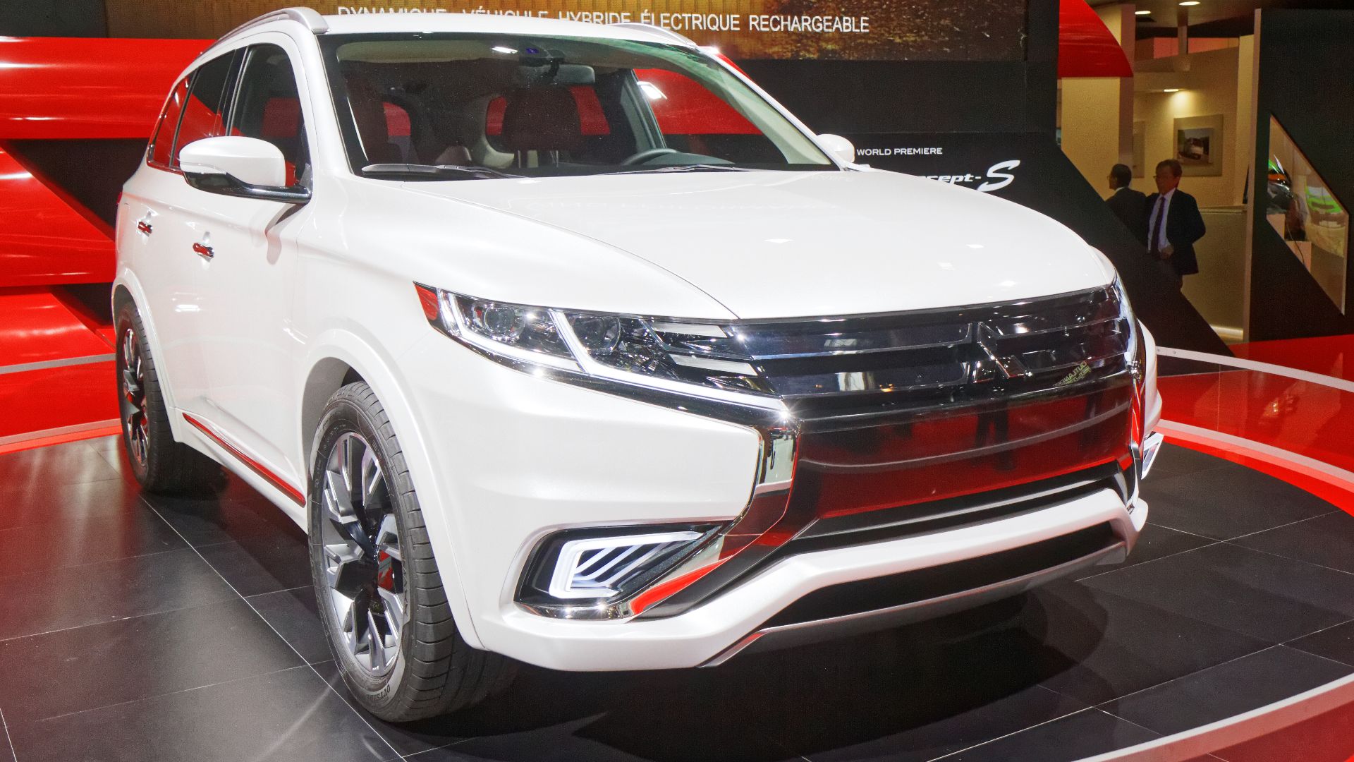 Un Mitsubishi Outlander Phev Concept-S présenté lors du mondial de l'automobile de Paris 2014.