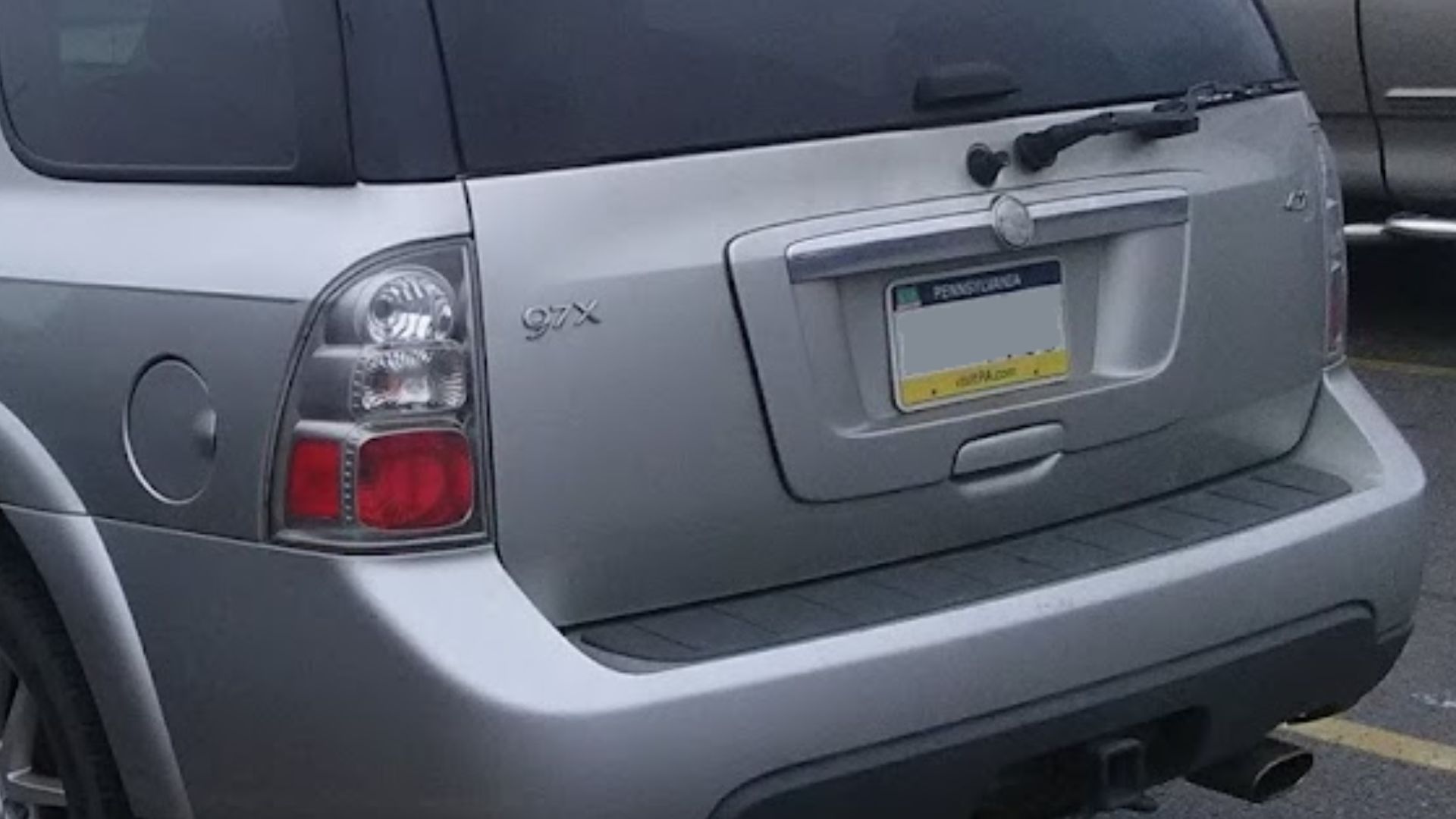 2005 Saab 9-7X Linear photographed in New Castle, Pennsylvania. The 9-7X shared a platform with the Chevrolet Trailblazer, GMC Envoy, Oldsmobile Bravada, Buick Rainier, and Isuzu Ascender; It most closely resembled the Bravada and Rainier. The Linear trim