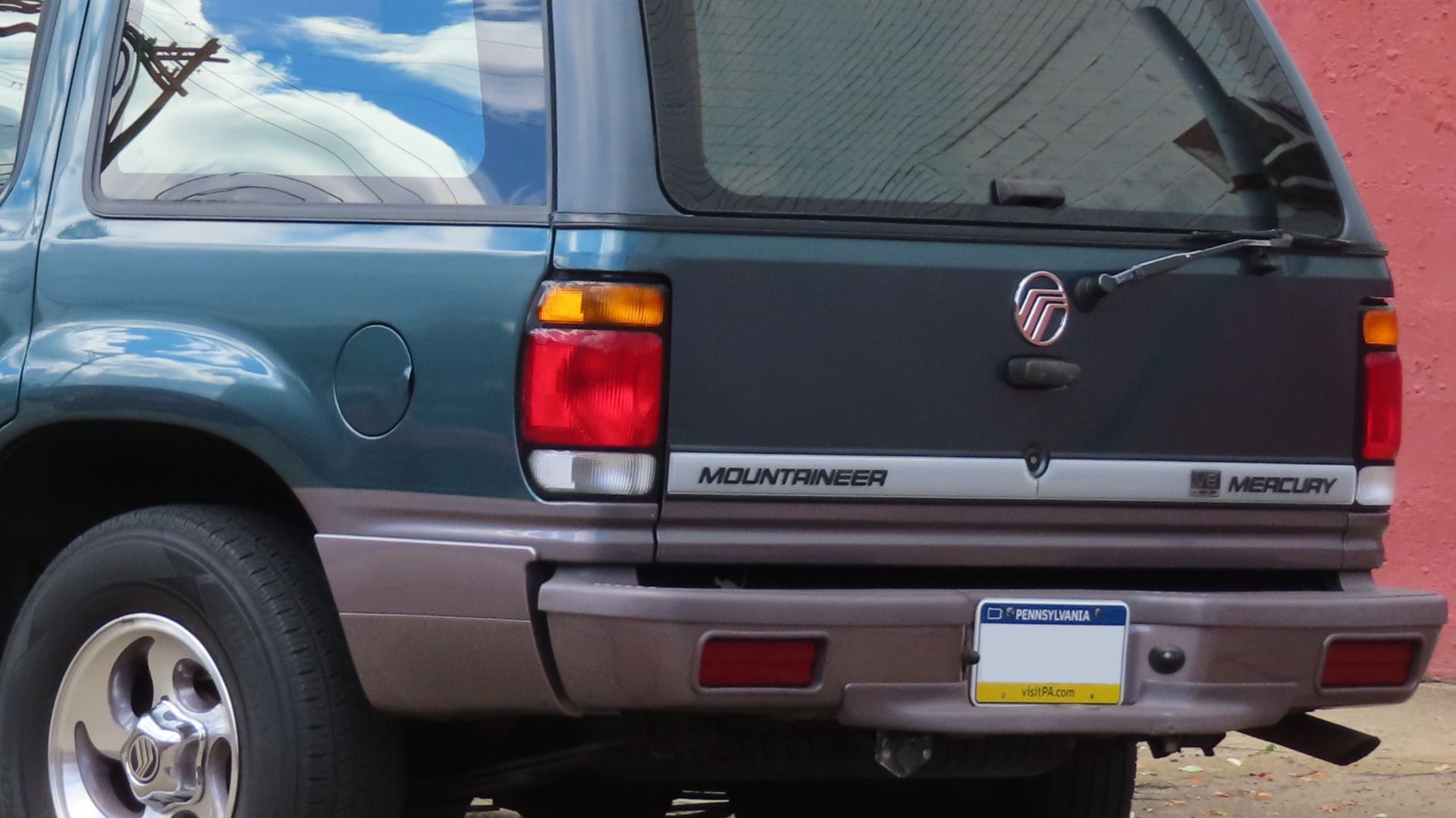 1997 Mercury Mountaineer photographed in New Brighton, Pennsylvania. Finished in Medium Willow Green Clearcoat Metallic over Medium Graphite Clearcoat Metallic.