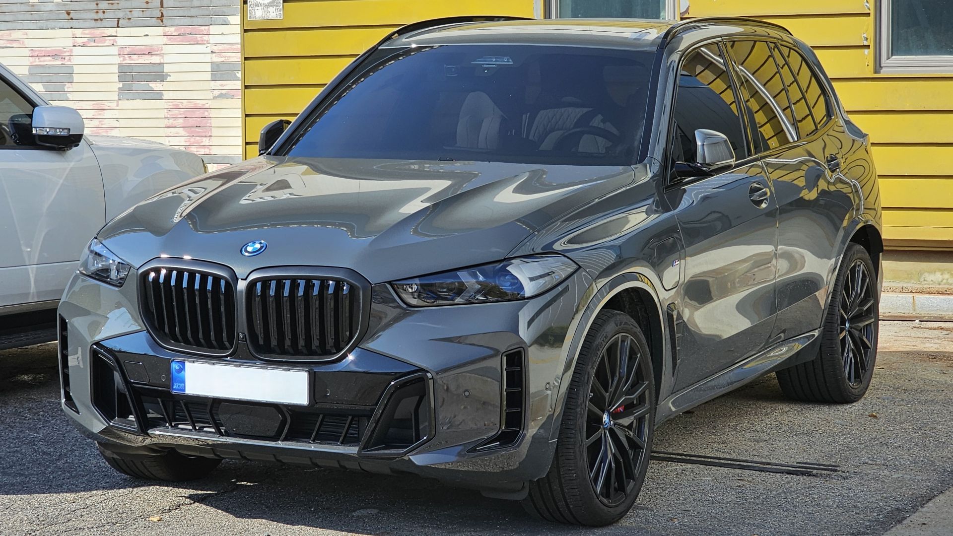 Dravit Grey Metallic BMW G05 LCI X5 xDrive50e M Sport Plug-in Hybrid SUV.