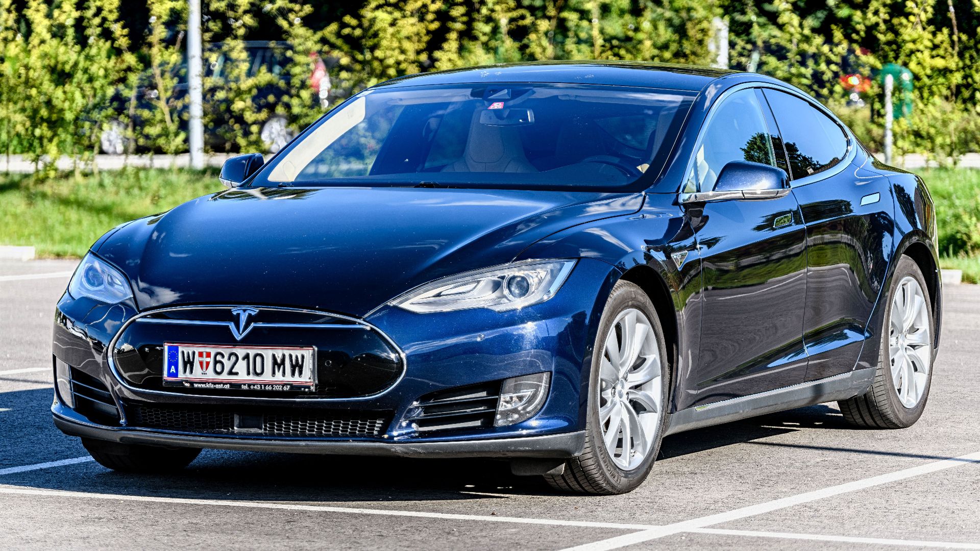 Tesla Model S 70D 2015, midnight blue. Picture shows: Front left
