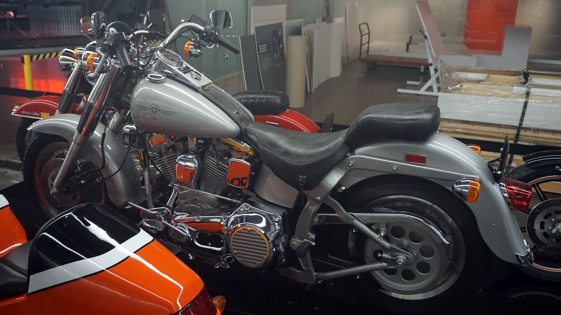 A 1990 Harley-Davidson FLSTF Fat Boy (with an OHV V-Twin engine) at the Harley-Davidson Museum in Milwaukee, Wisconsin (United States).
