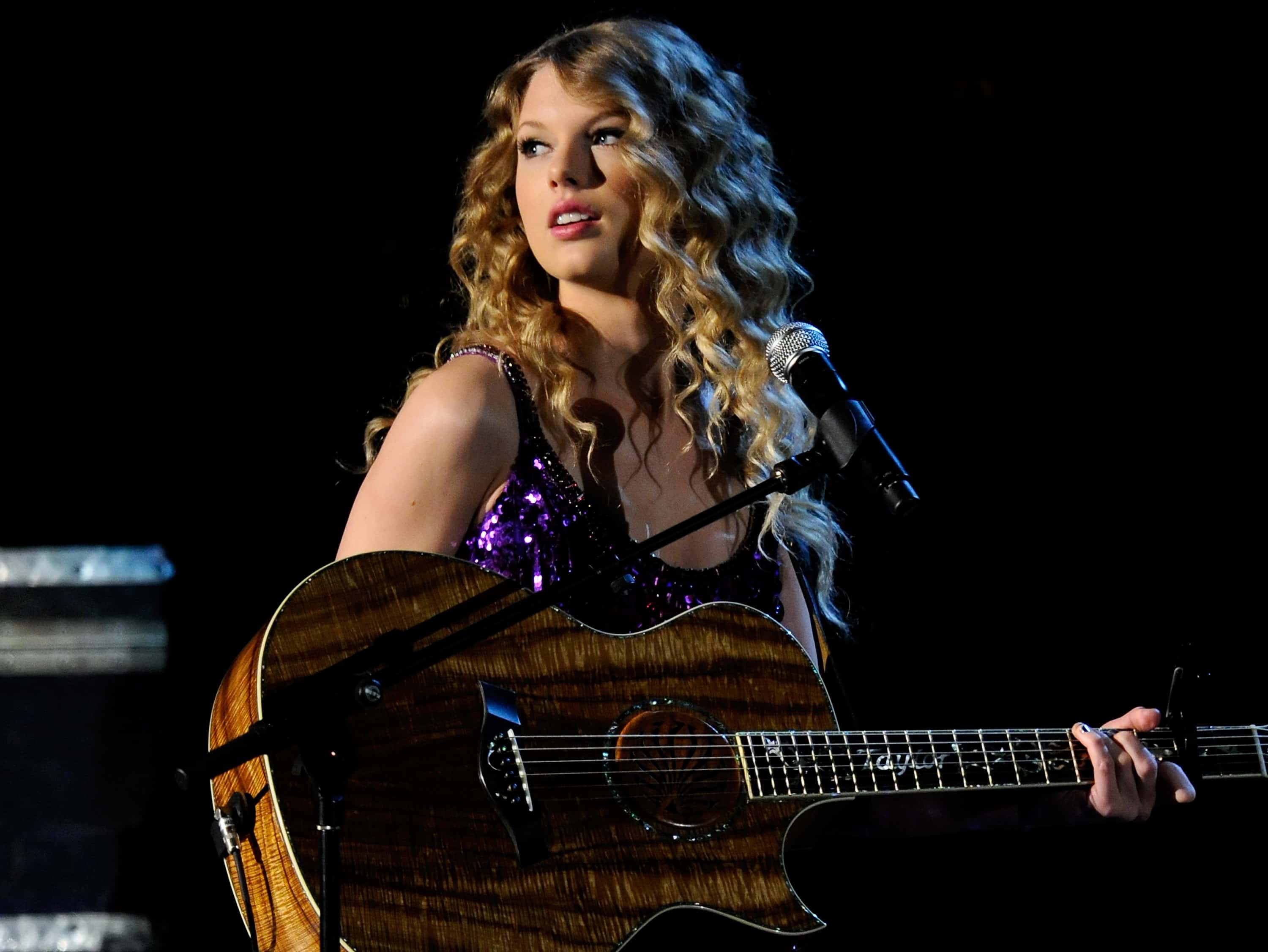 Recording artist Taylor Swift performs during the "Brooks & Dunn - The Last Rodeo" show presented by the Academy of Country Music at the MGM Grand Garden Arena