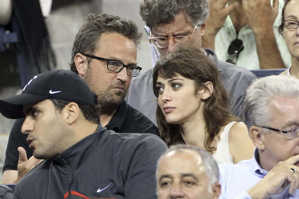 Lizzy Caplan and Mathew Perry
