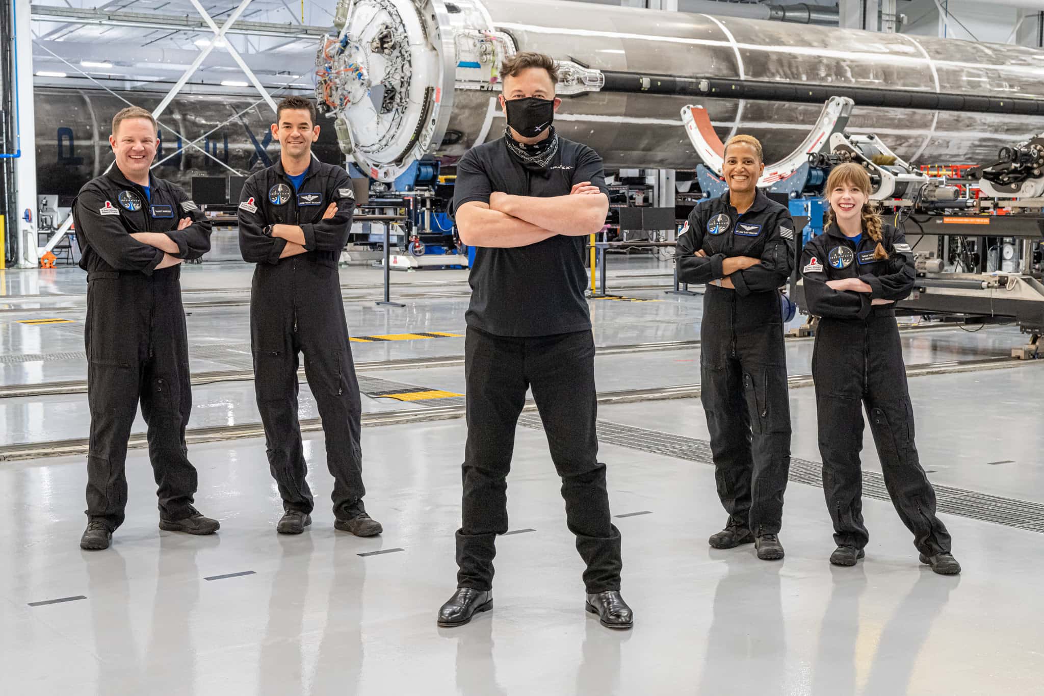 Elon Musk standing with his workers - 2021
