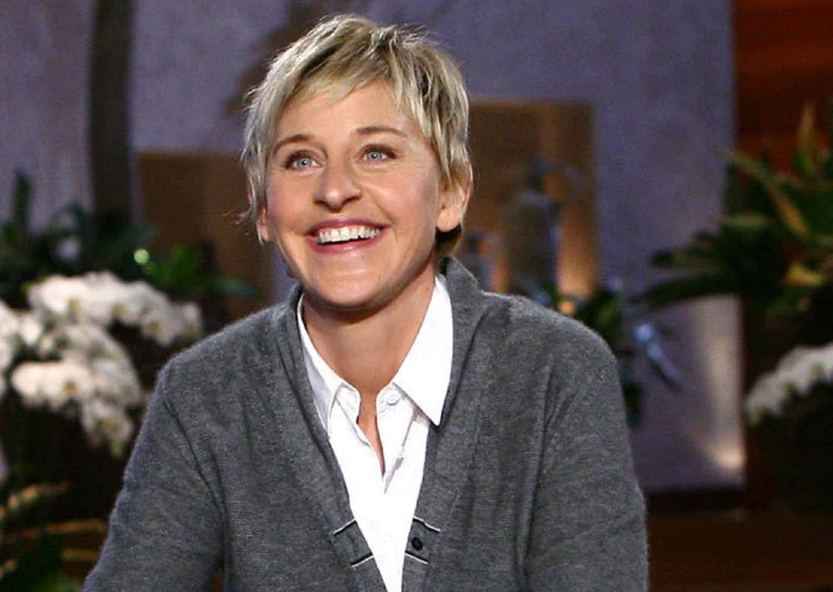 Ellen DeGeneres looking at side.