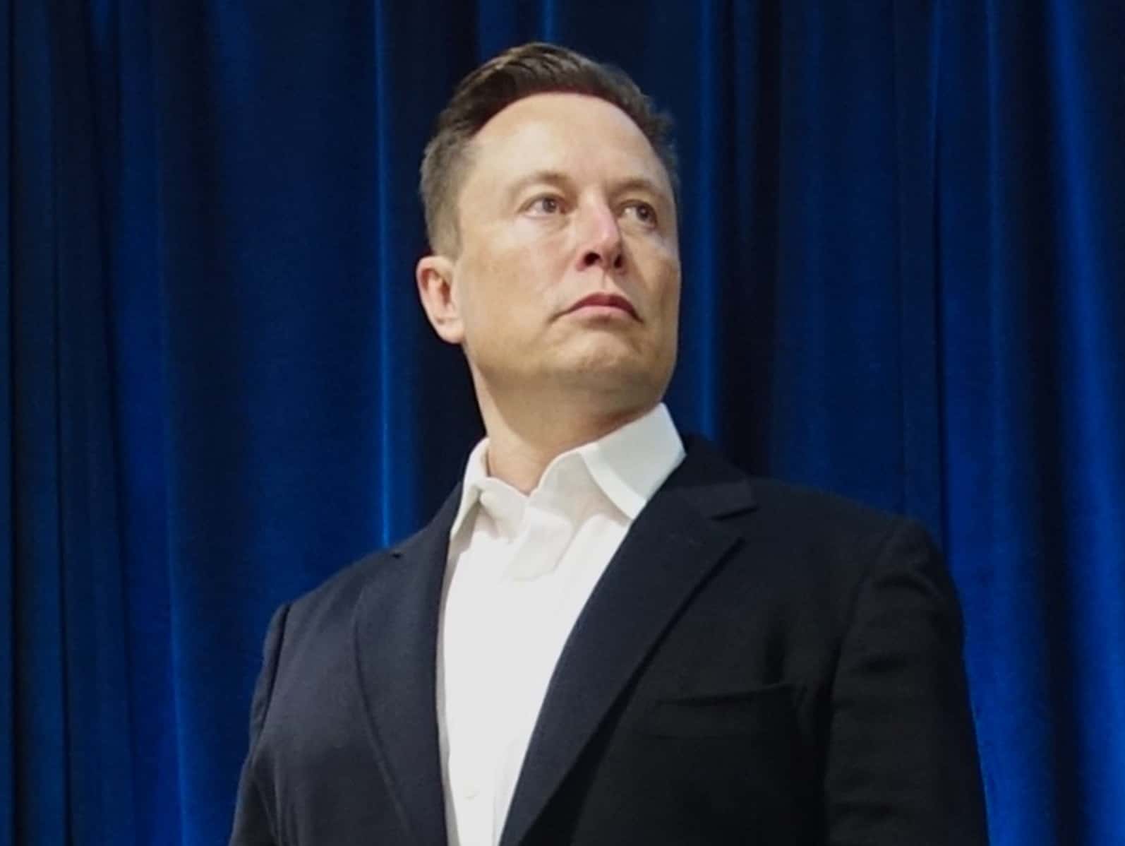 Elon Musk shows Neuralink brain implant working in a pig - 2020