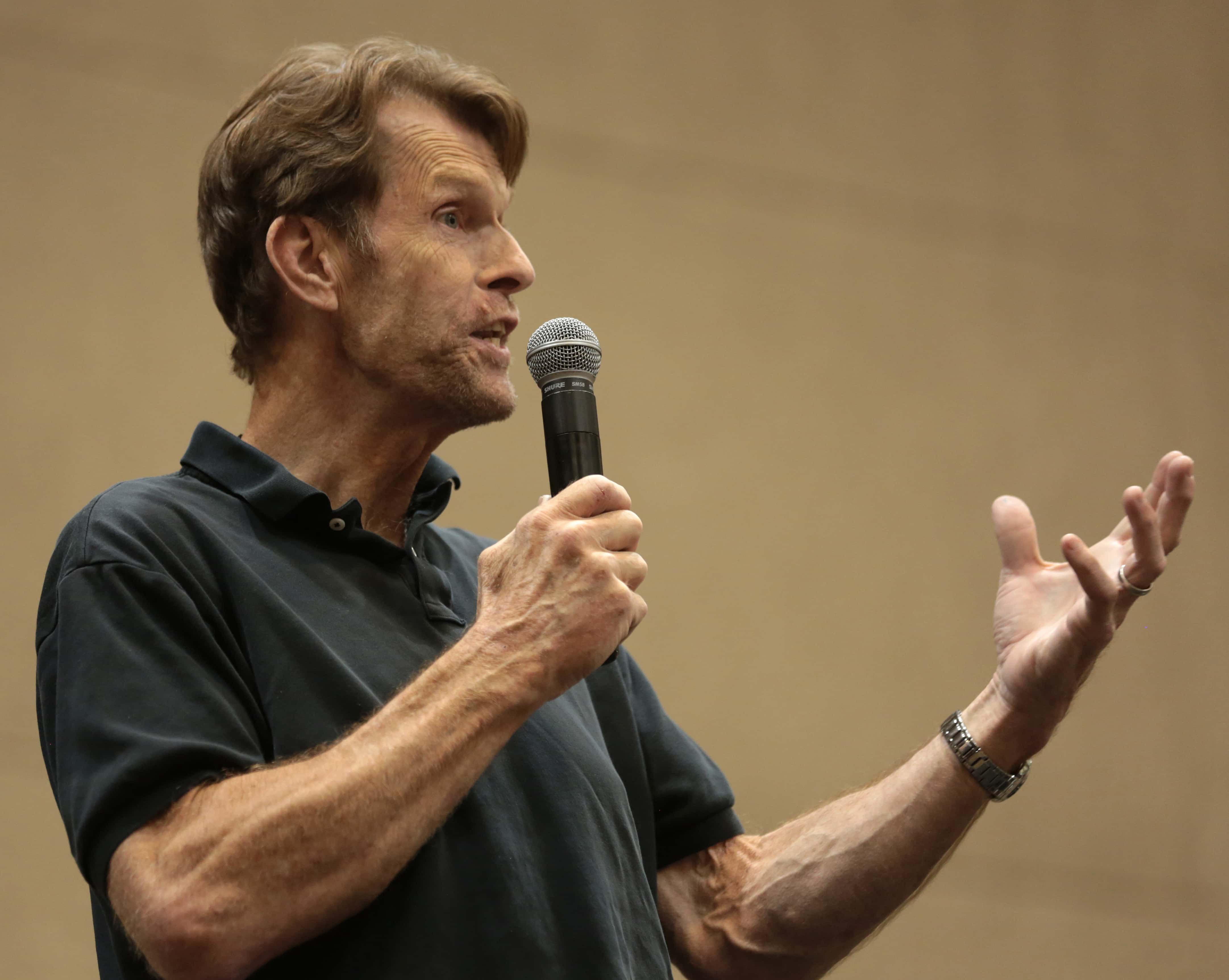 Kevin Conroy speaking at the 2017 Phoenix Comicon