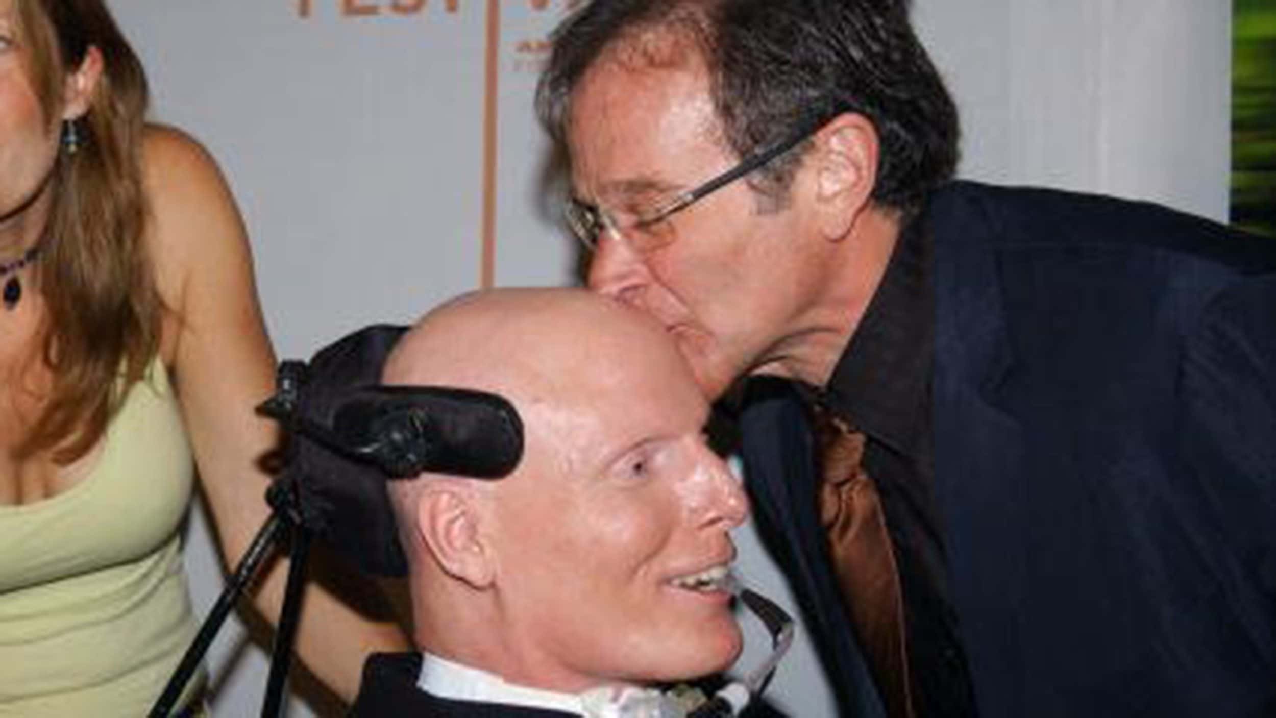 Image: Comic Robin Williams smooches pal Christopher Reeve's head a