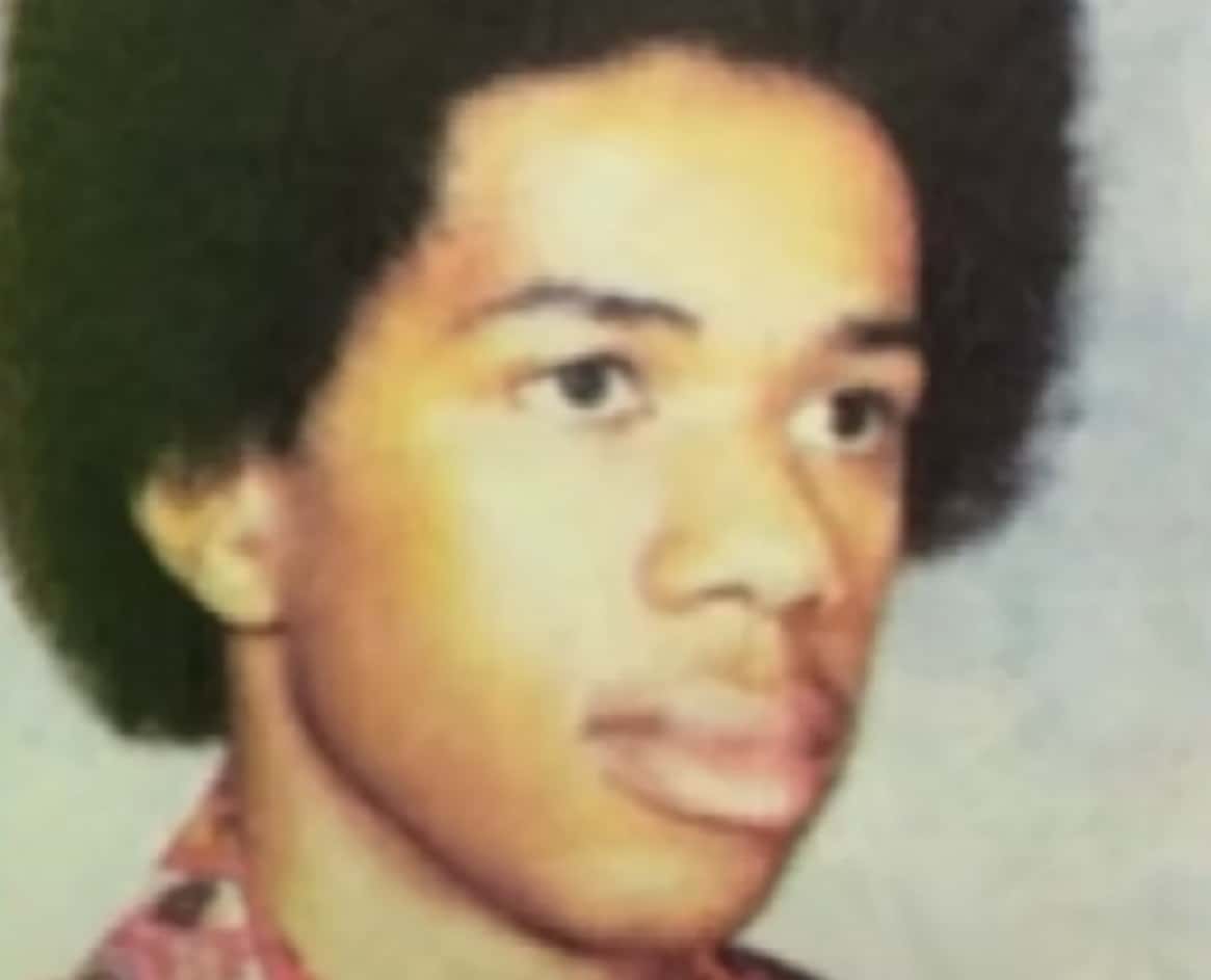 Screenshot of Steve Harvey looking at side - from Steve (2017/2019)