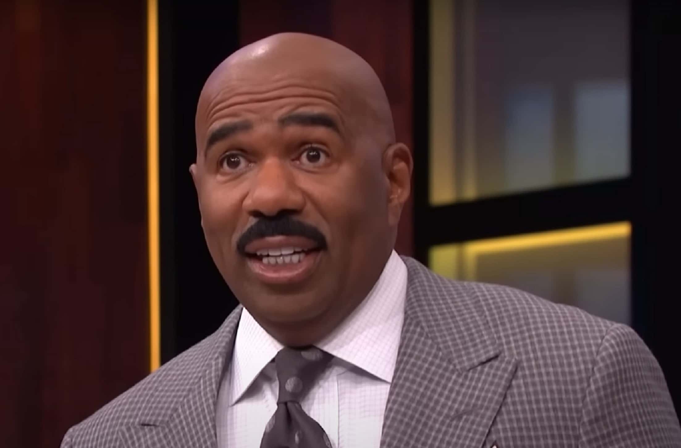 Screenshot of Steve Harvey looking at side - from Steve (2017/2019)
