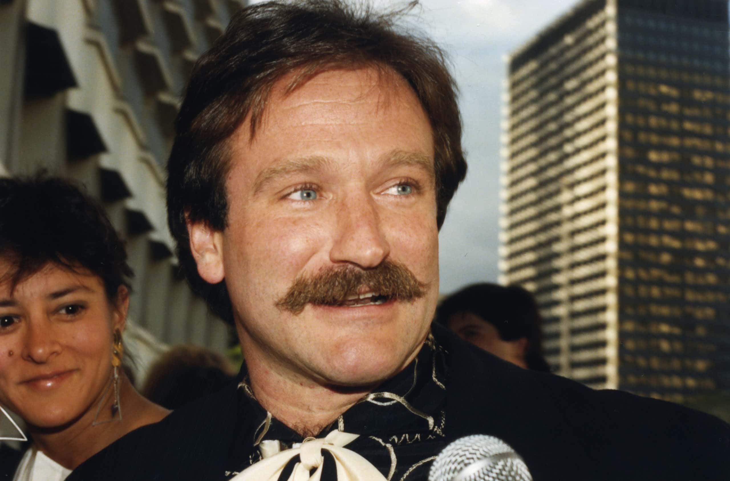Portrait Photo of Robin Williams arriving at a celebrity event