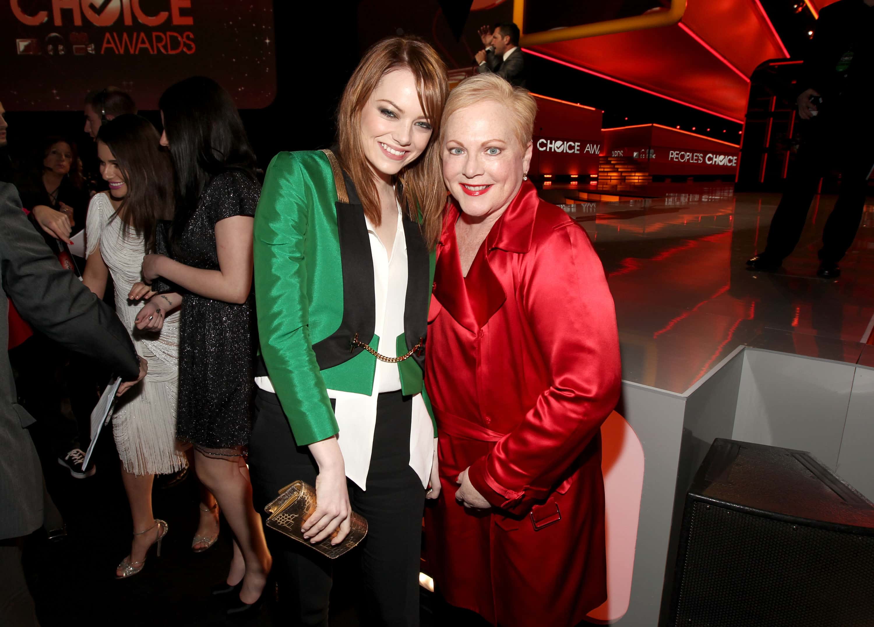 Emma Stone (L) and her mother Krista Stone attend the 2012 People's Choice Awards