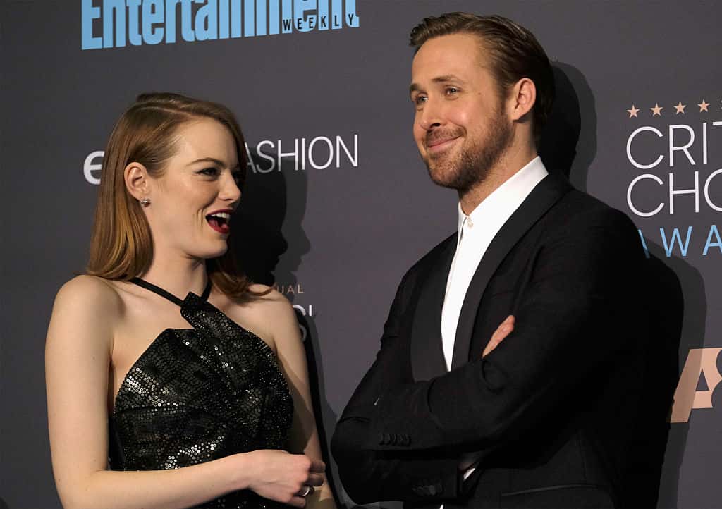 Actress Emma Stone (L) and actor Ryan Gosling pose in the press room - 2016