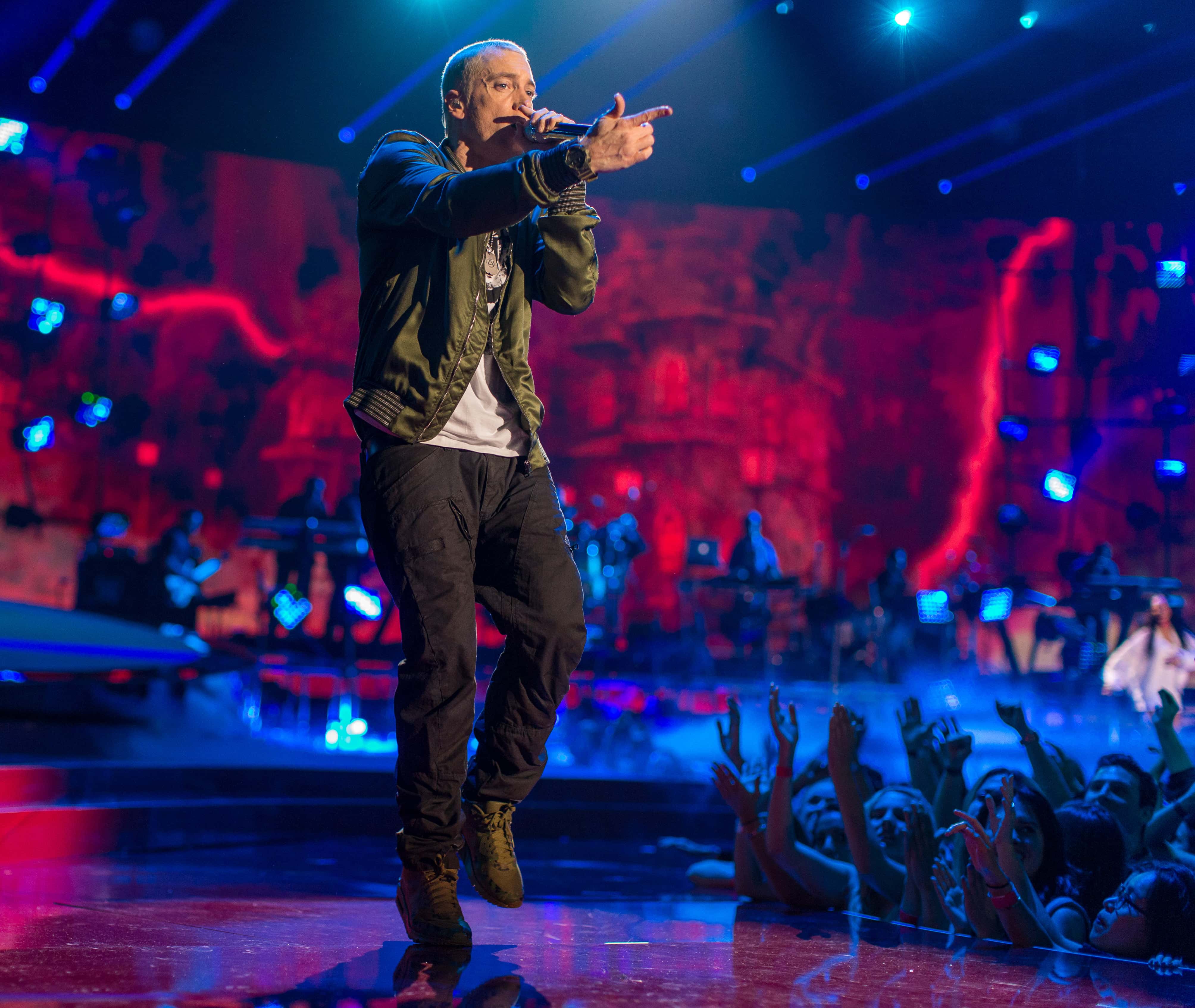 Концерт популярной песни. Эминем на концерте 2014. Эминем на сцене. Eminem фото. Eminem VMA 2010.