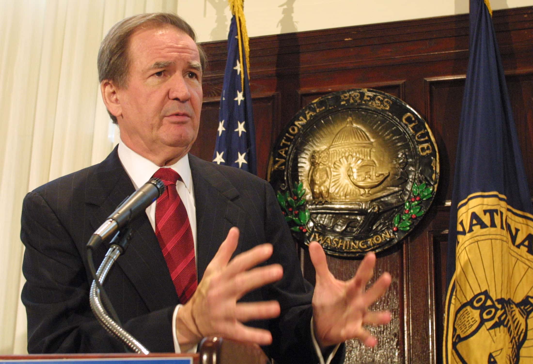 Presidential candidate Pat Buchanan speaks