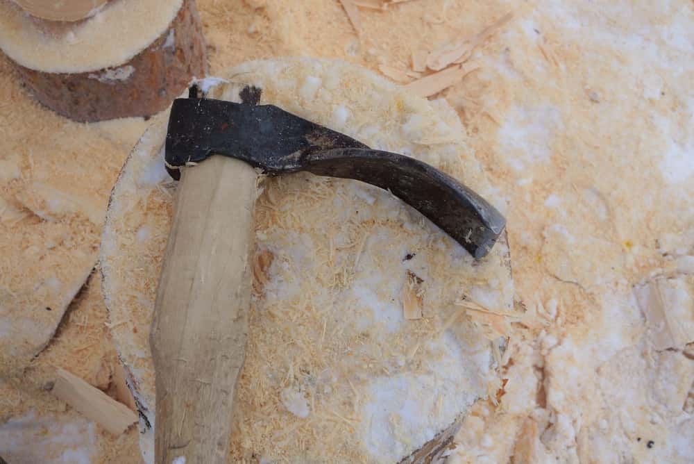 Shutterstock_634865465 Teslo - a special carpenter's ax Old Russian, for manual cutting of houses from logs - Image