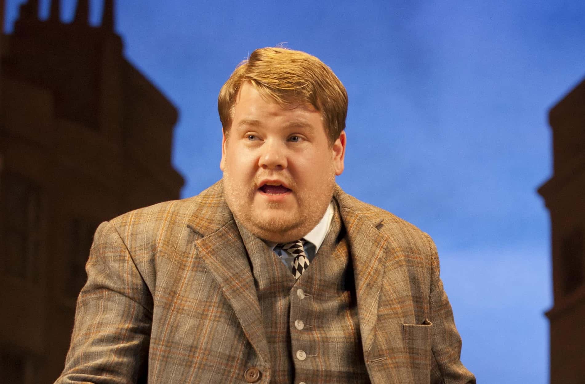 James Corden (Francis Henshall) and Jemima Rooper (Rachel Crabbe) Perfprm on stage