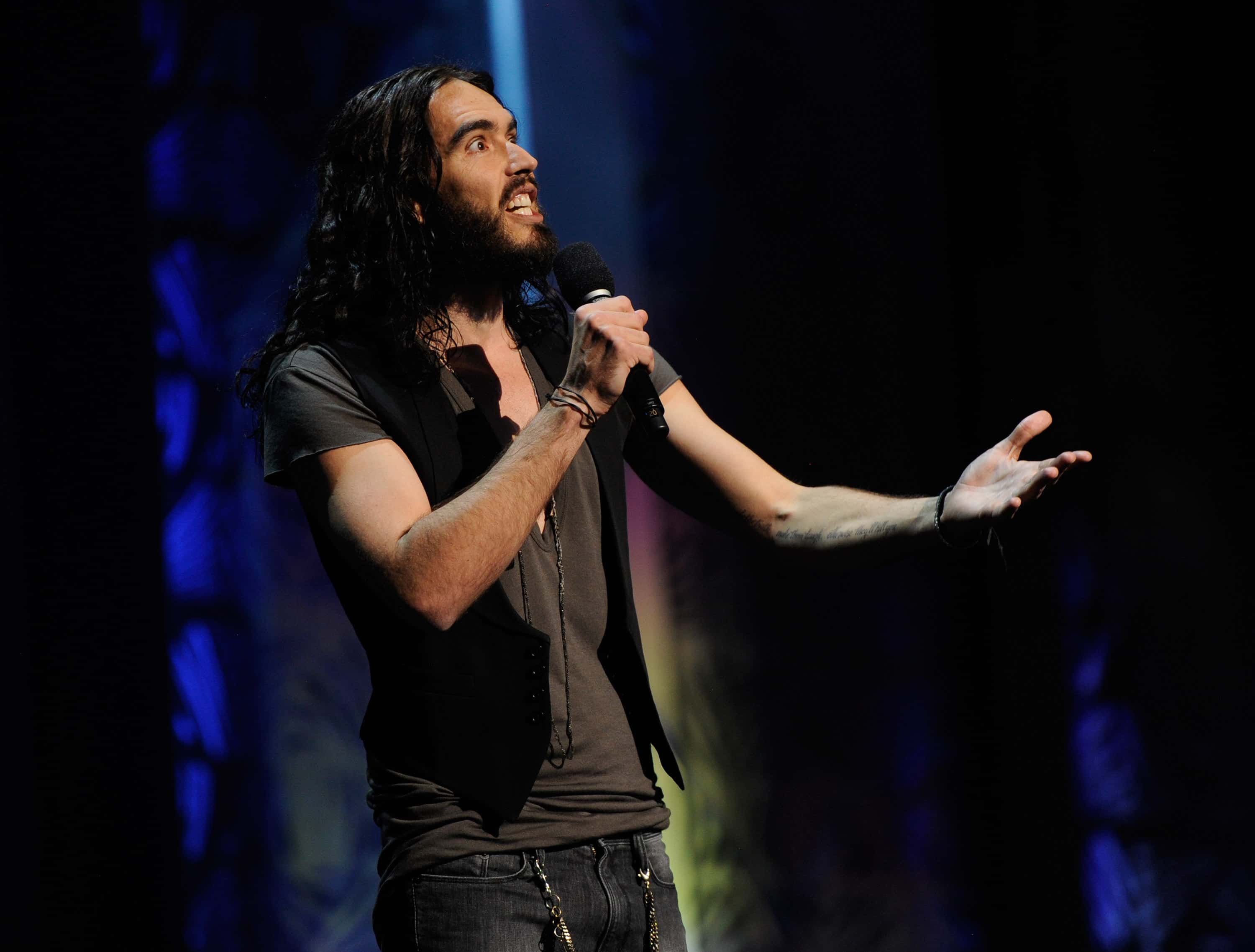 GettyImages-140696361 Russell Brand on stage