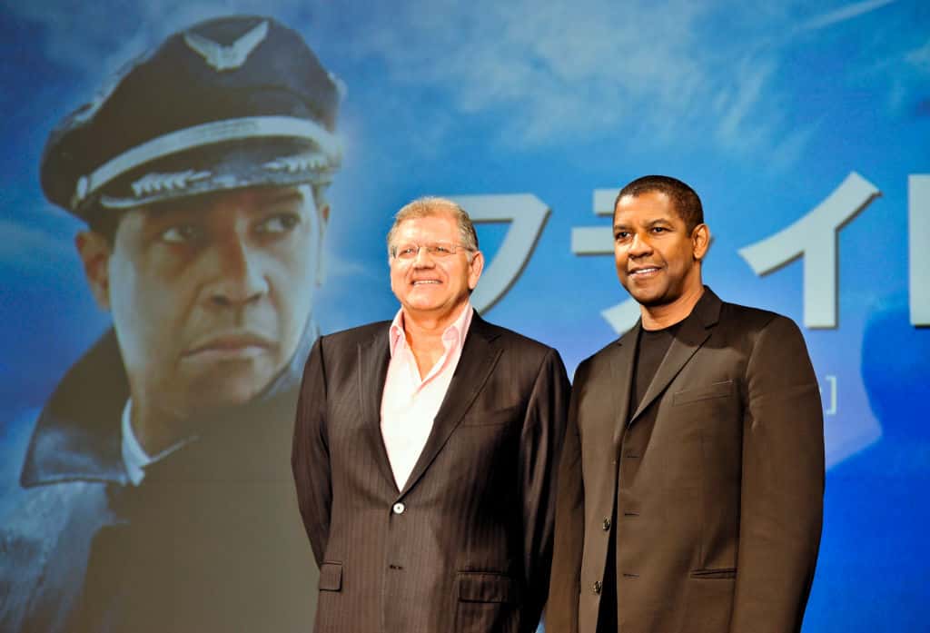 Director Robert Zemeckis (L) and Actor Denzel Washington pose in the 'Flight' press conference
