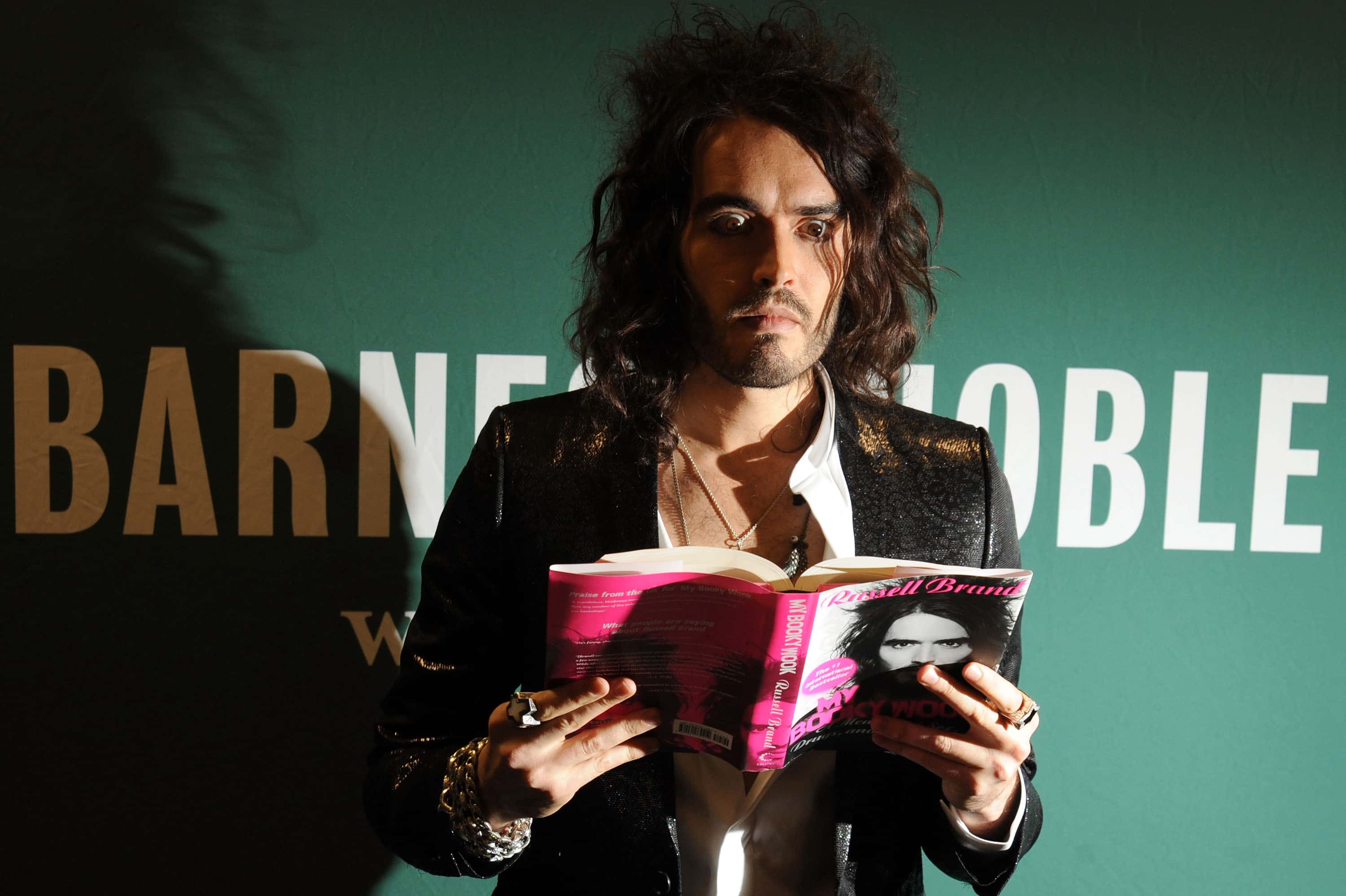 GettyImages-85387937 Russell Brand reading a book