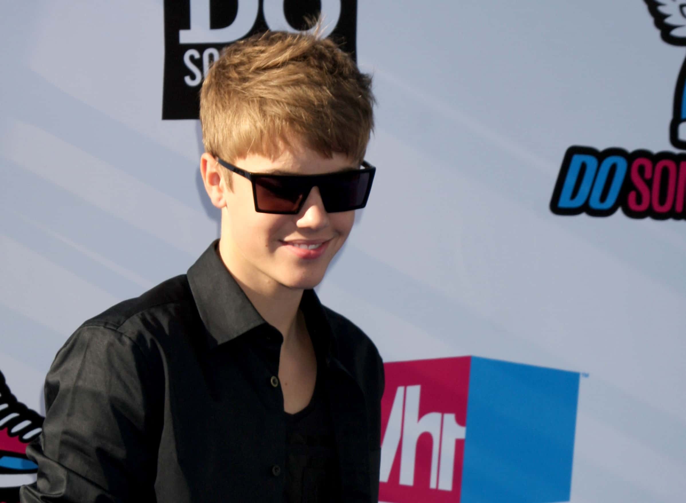 Justin Bieber arriving at the 2011 VH1 Do Something Awards